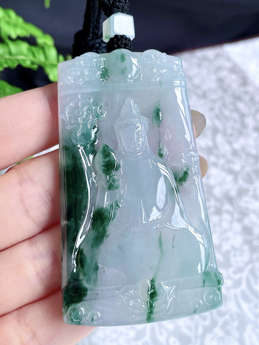【裸石】冰种飘花如意观音牌吊坠 【说明】缅甸 无裂 性比高 厚装 【尺寸】71-40.4-6.2 【重量】47.6克