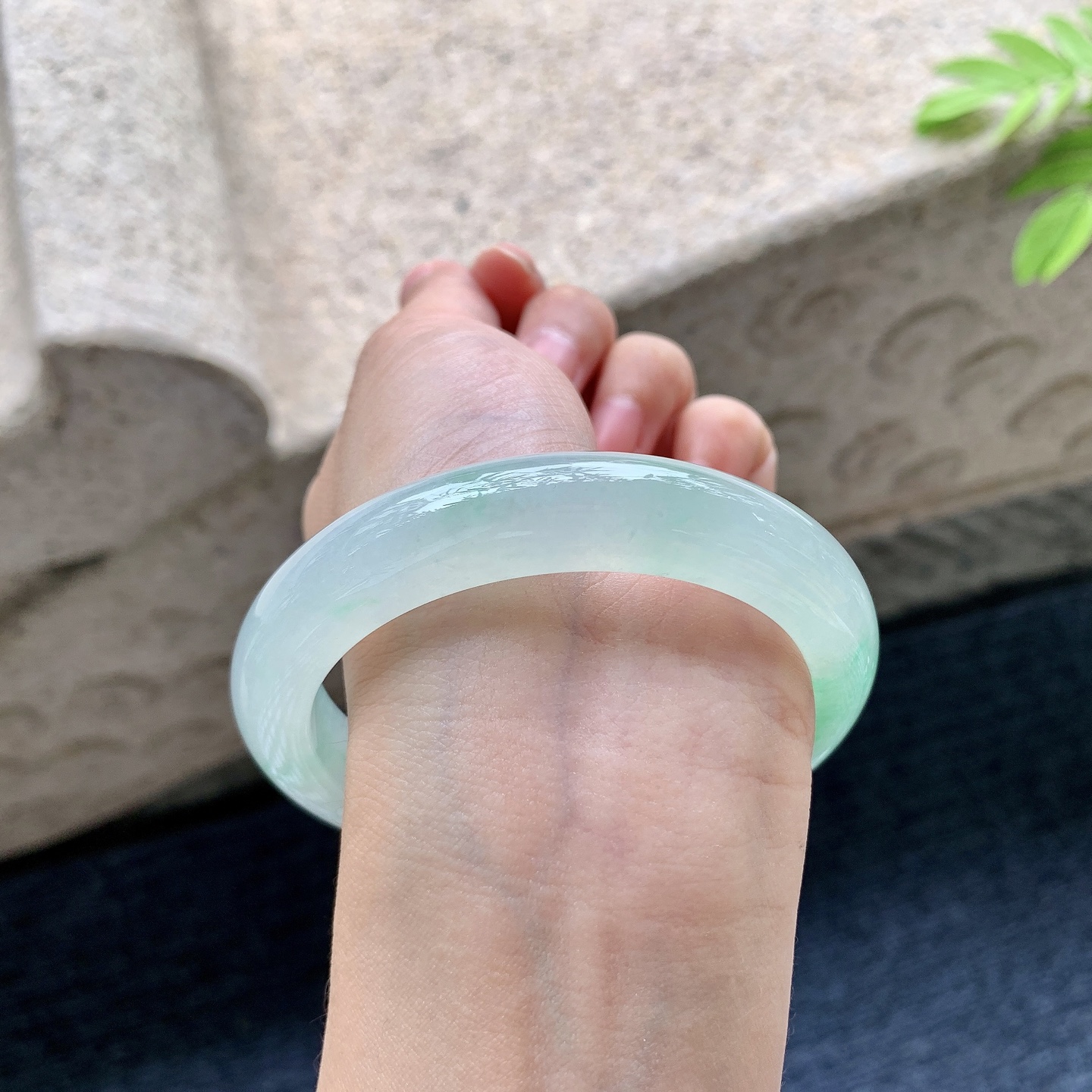 正圈58 59 圈口59/12.3/9.2 编码B2090546 糯冰飘绿，水润，种老，细腻，打灯有棉线
