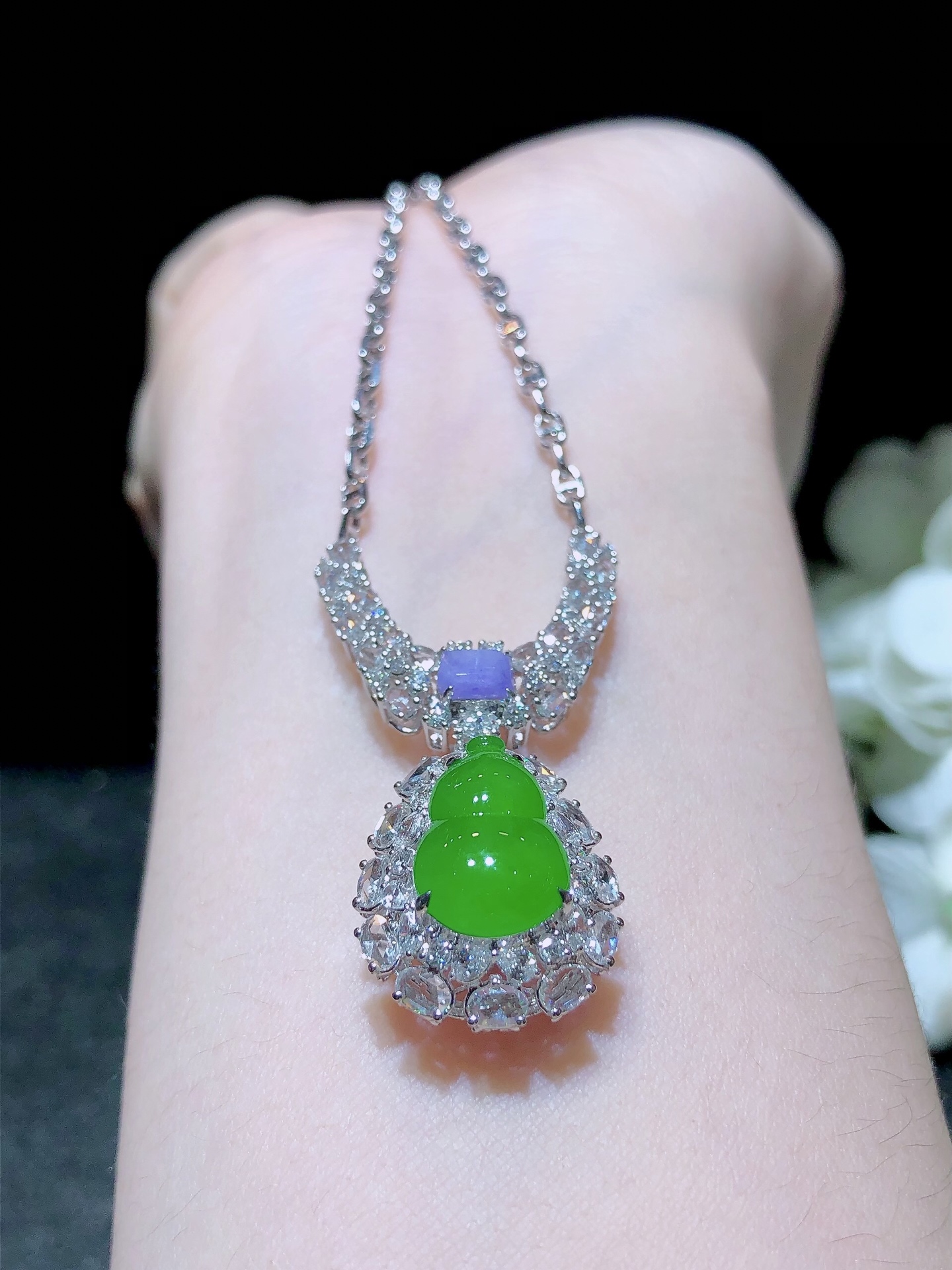 18K金镶 阳绿葫芦锁骨链  水润色艳 品相饱满 苹果拍摄，实物更好看，13-9-3.4