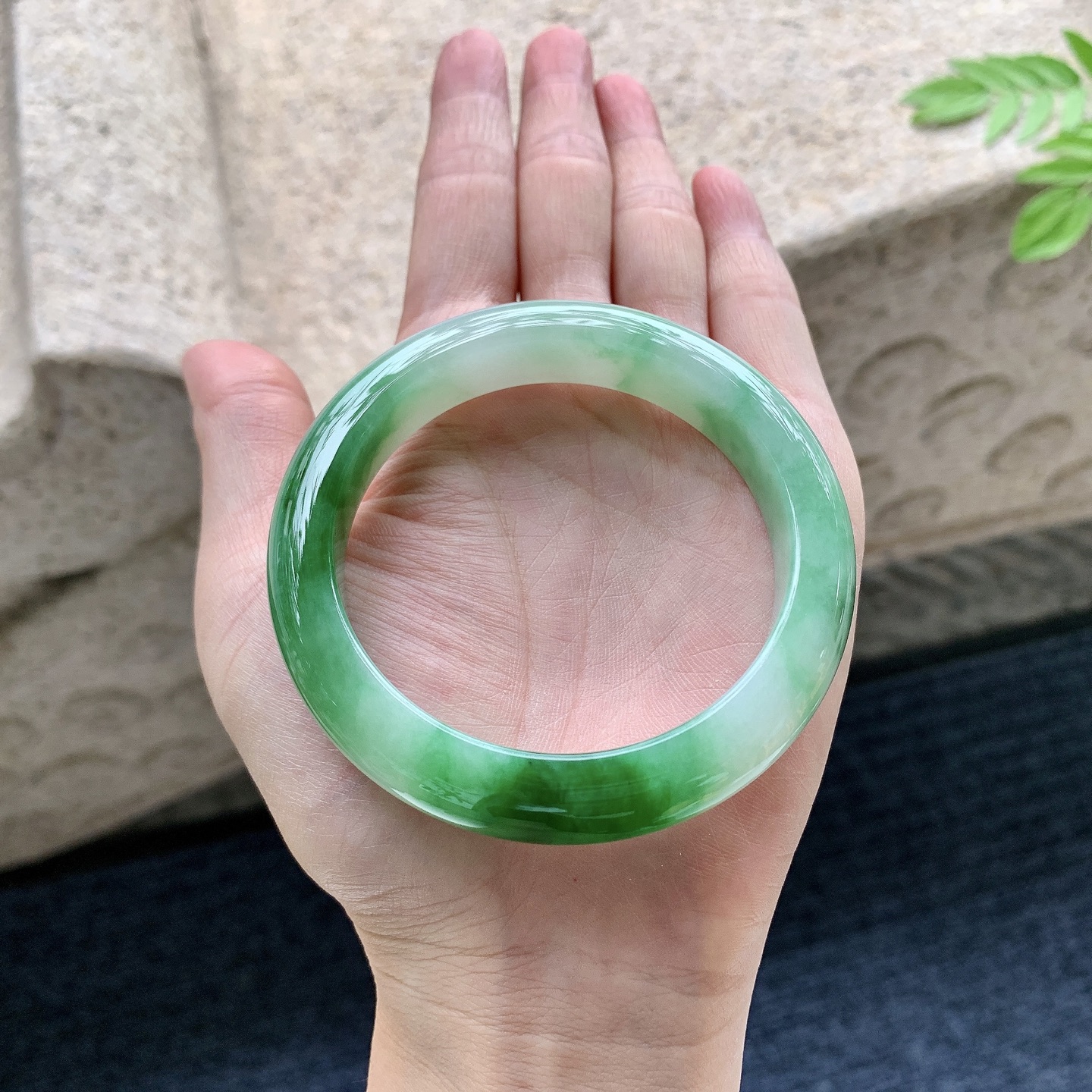 正圈54 55 圈口55/11.7/8.7 编码W6090724 糯冰飘绿，水润，种老，细腻，打灯有