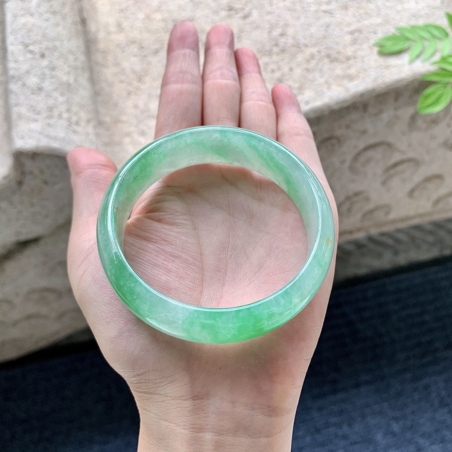 正圈57 58 圈口58.2/17/6.3 编码HJ090701 冰糯飘绿，宽版，水润，种老，细腻，打灯有棉线