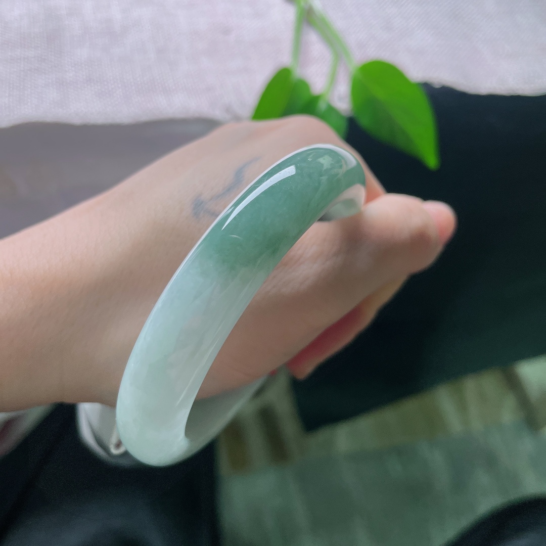 58.6/12.6/8.6，油青正圈，色线，半山半水平安镯，玉质细腻温润，一半素白，一半翠色，层次悠然。ss59004a