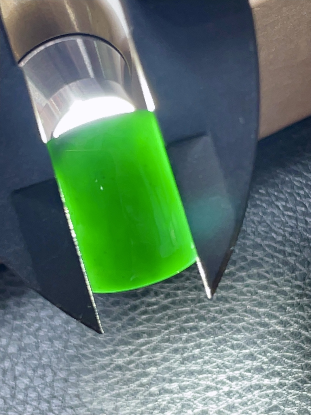 三号墨翠马鞍戒面 乌黑发亮，打灯透绿，无裂 尺寸18.7-11.7-2.8mmj14gz