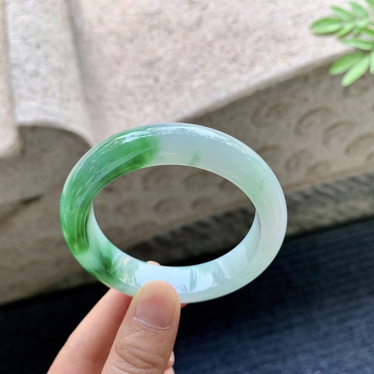 正圈51 52 圈口52.4/13.2/8.6 编码A1090941 细糯飘辣绿，水润，种老，细腻，无裂