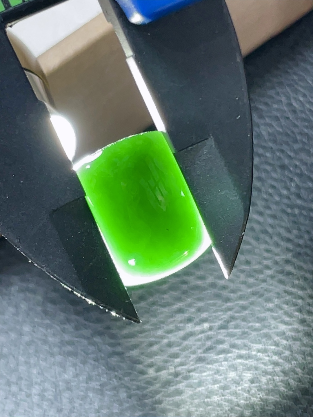 一号墨翠马鞍戒面 乌黑发亮，打灯透绿，无裂 尺寸17.5-12-4.1mmj14gz
