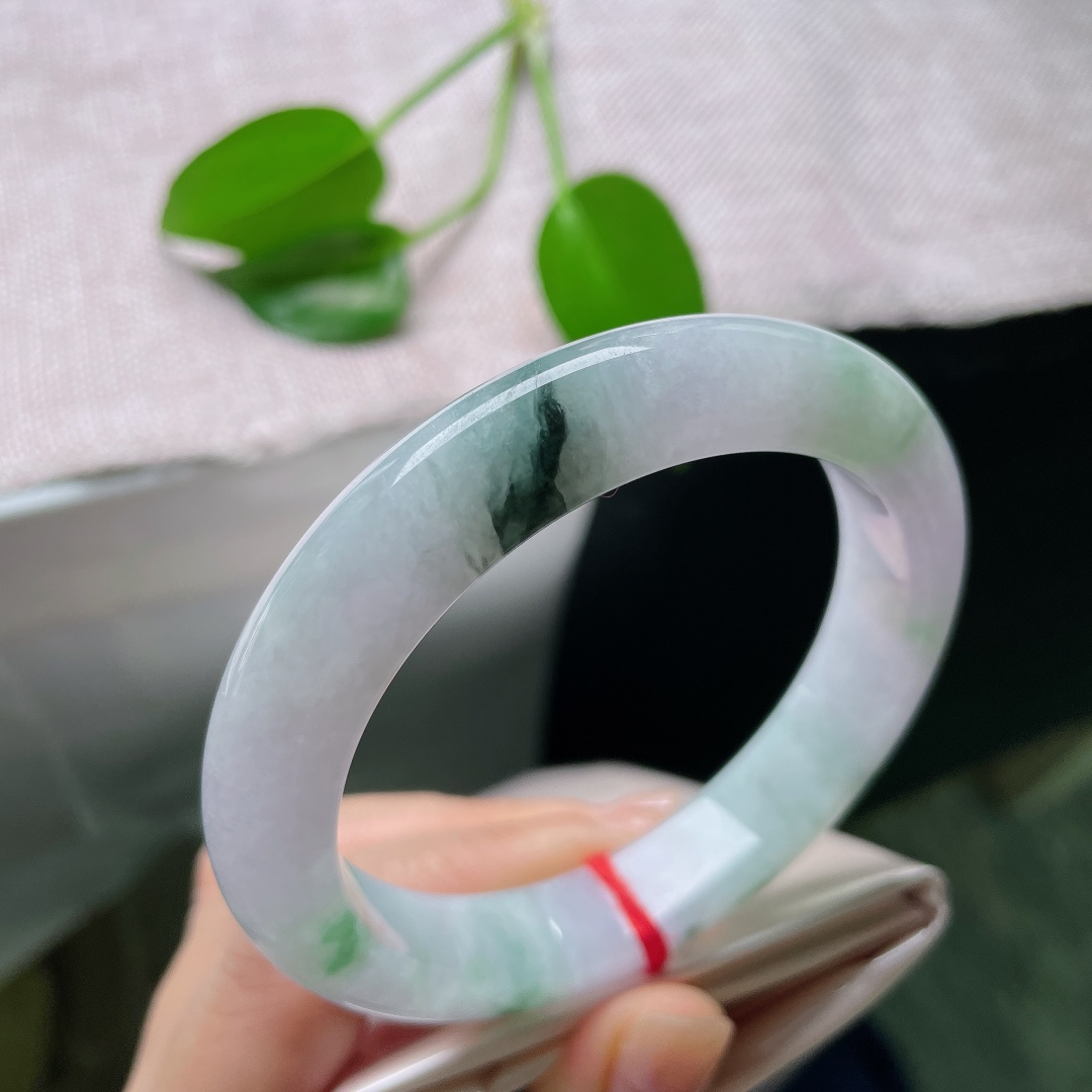 60/12.4/9.3，飘花正圈，一点皮纹，浅紫如烟弥散玉身，片片飘花随性散开，莹润水光衬得人雅致脱俗。ss59024a