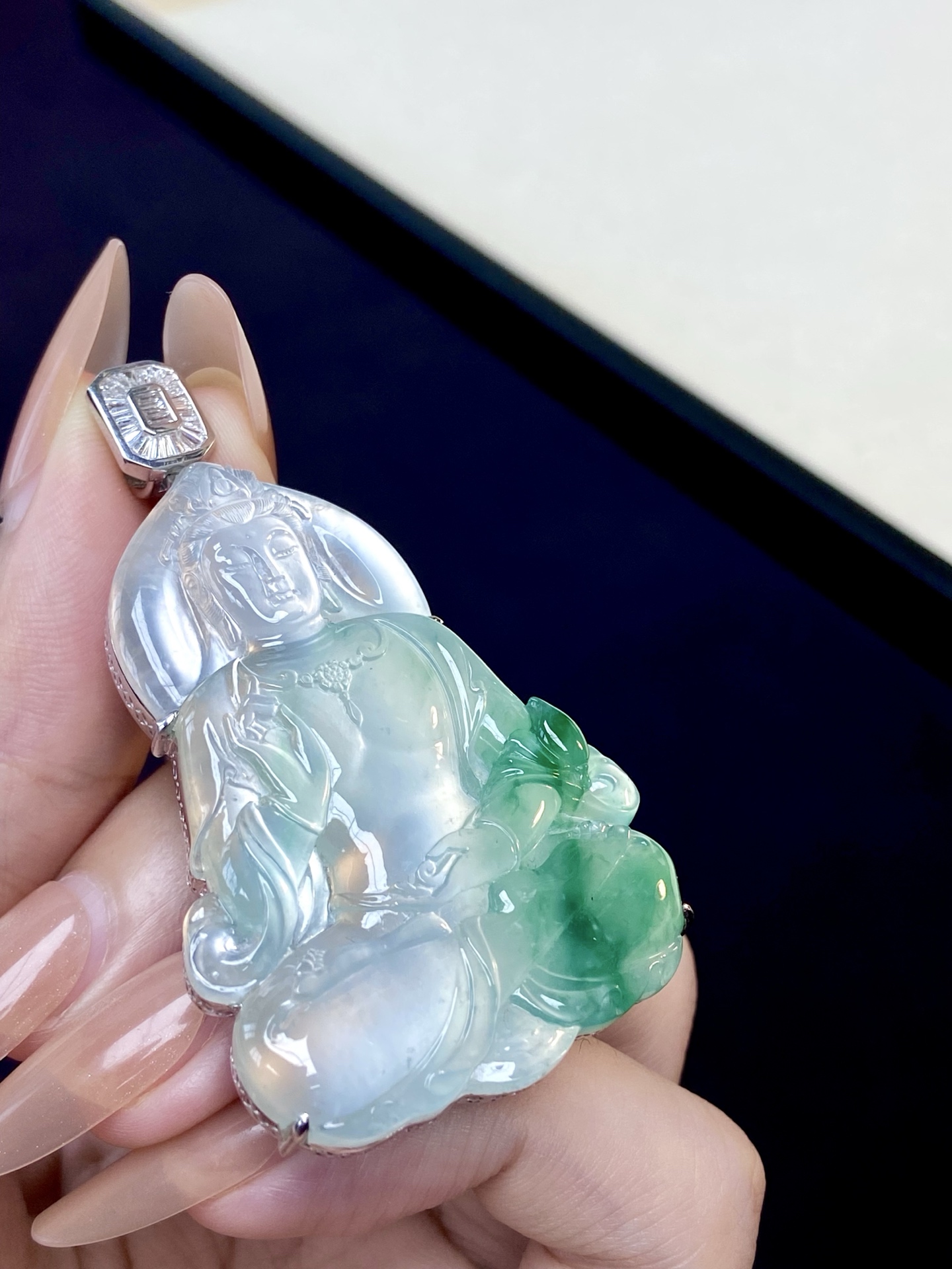 ️ 冰种木纳绿自在观音吊坠，品质货，将禅意与温润 融于方寸之间，一抹翠色空灵又端庄，戴于颈间 静心纳福 整体：61.1-36-11.4，裸石：50.8-36-6.6mm，无裂。