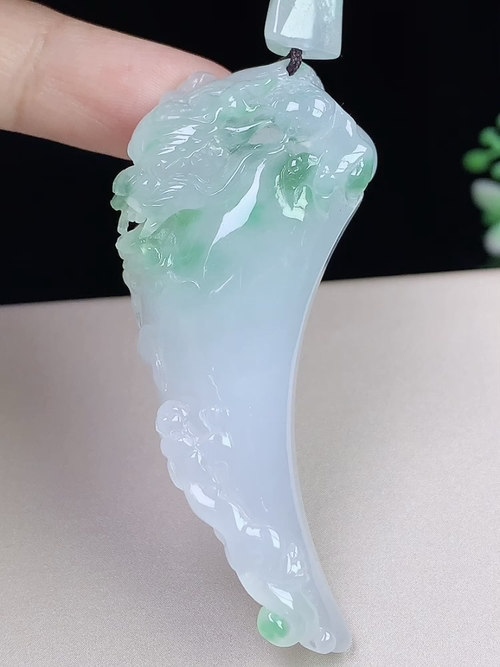 冰飘绿花龙牙，无裂，尺寸56.2*22.1*12.6mm，j14hjg