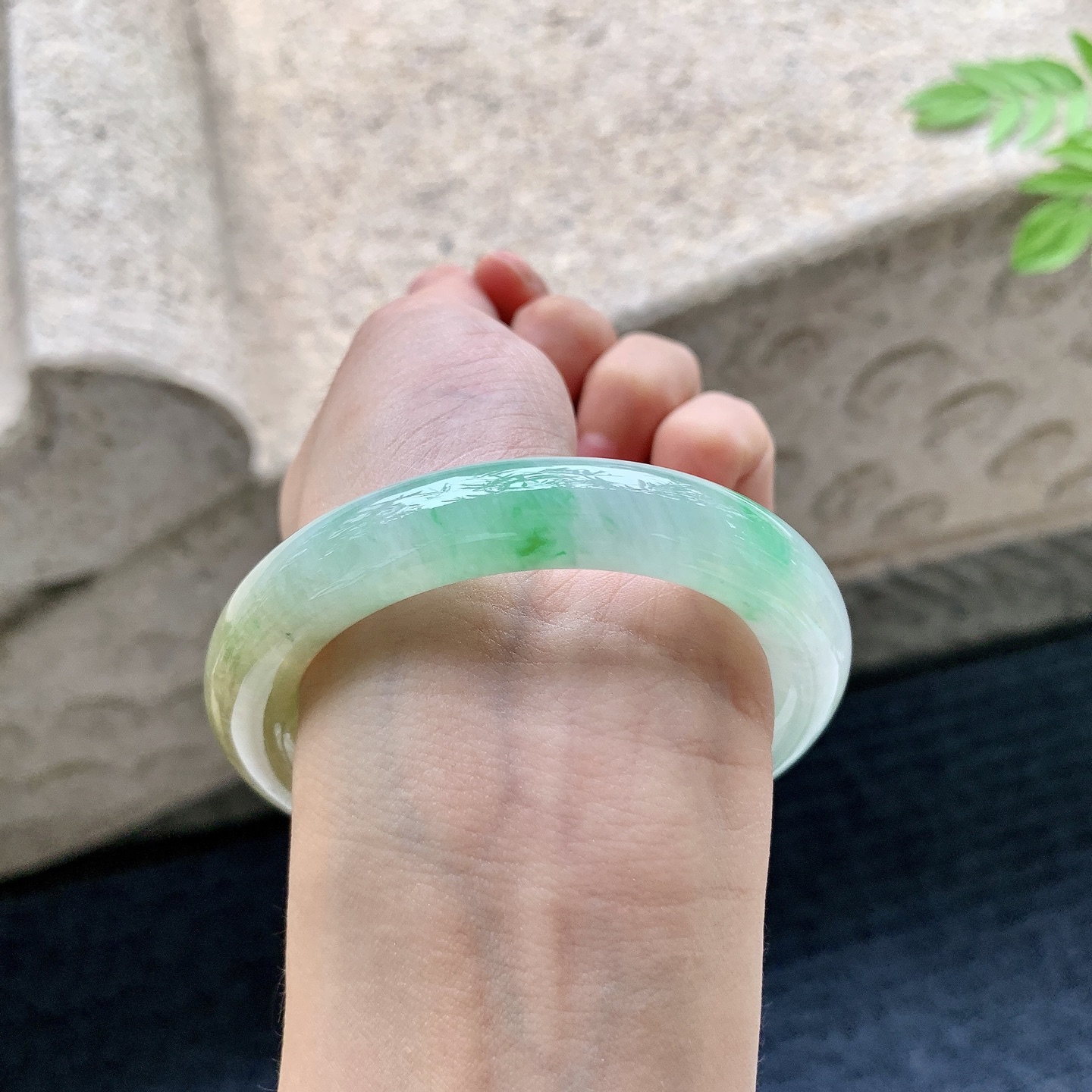 圆条54 55 圈口54/11/10.3 编码W6090721 糯冰黄加绿，水润，种老，细腻，打灯有絮线