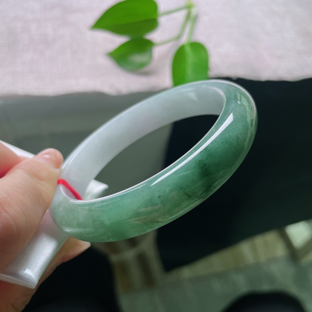 58.6/12.6/8.6，油青正圈，皮纹，种水清润透亮，自带柔和胶感，经典正圈镯型，上手端庄雅致。ss59007a