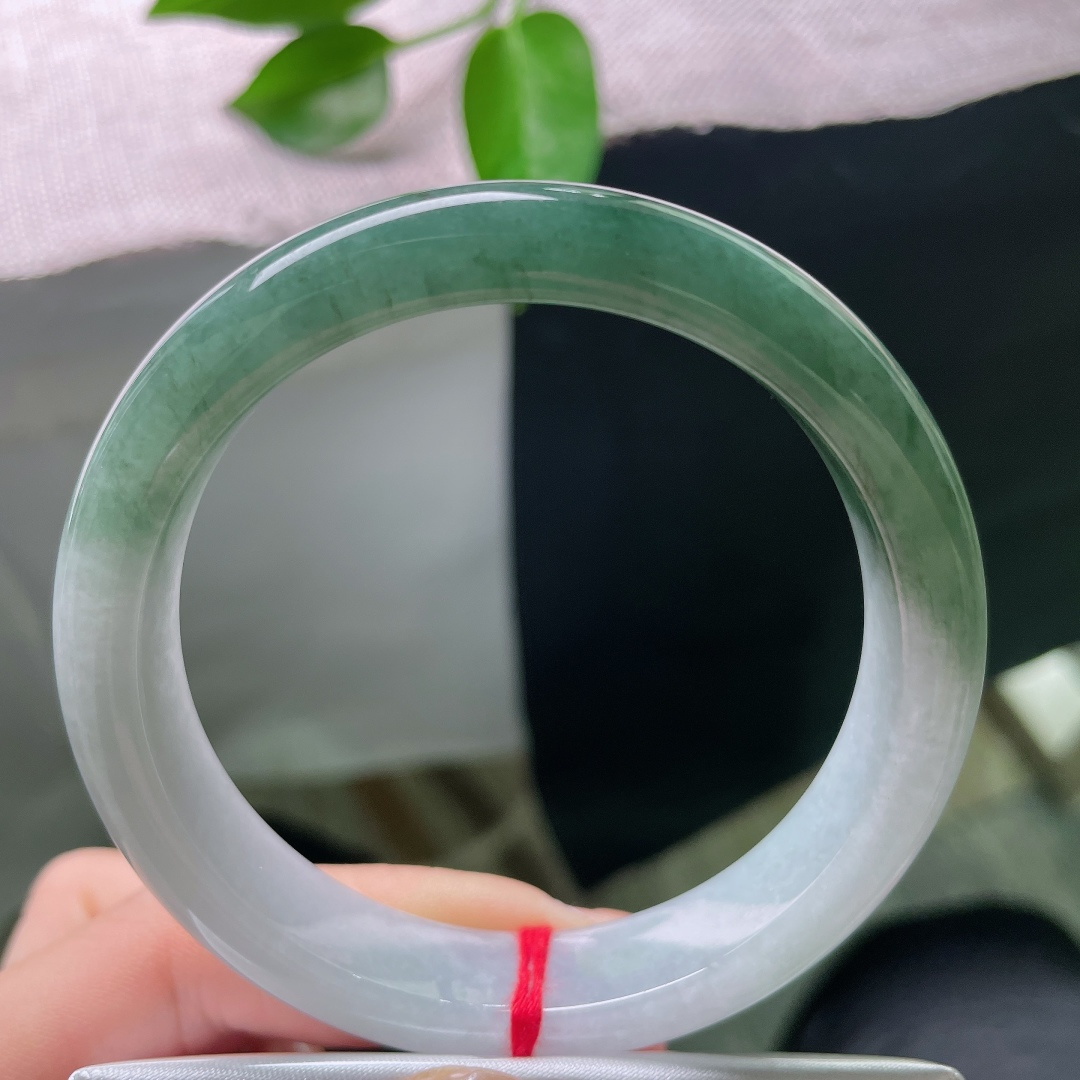 58.6/12.6/8.6，油青正圈，皮纹，种水清润透亮，自带柔和胶感，经典正圈镯型，上手端庄雅致。