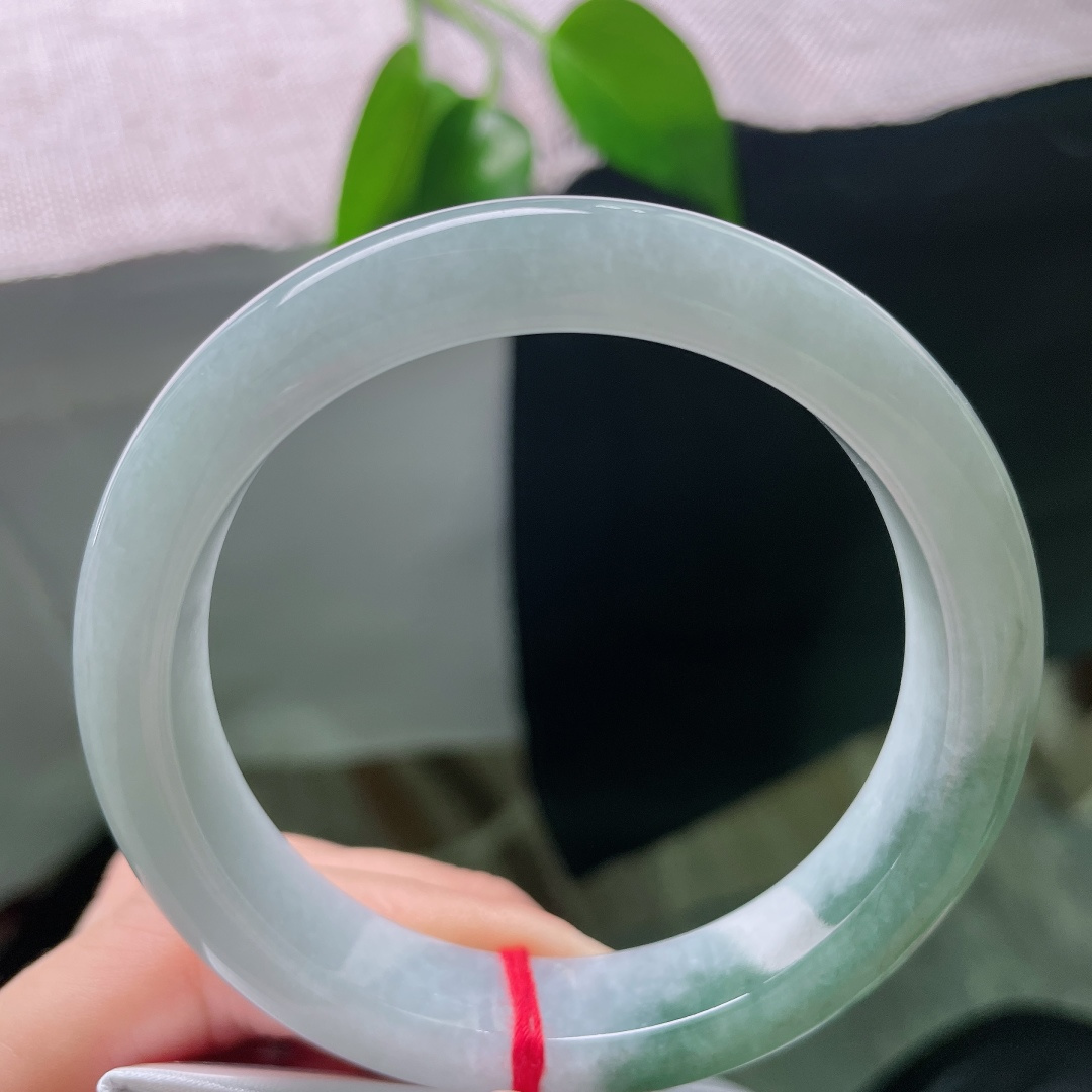 58.4/12.6/8.9，油青正圈，晶体，绿段浓淡自然，素底干净素雅，山水意境越细看越耐人回味。ss59013a