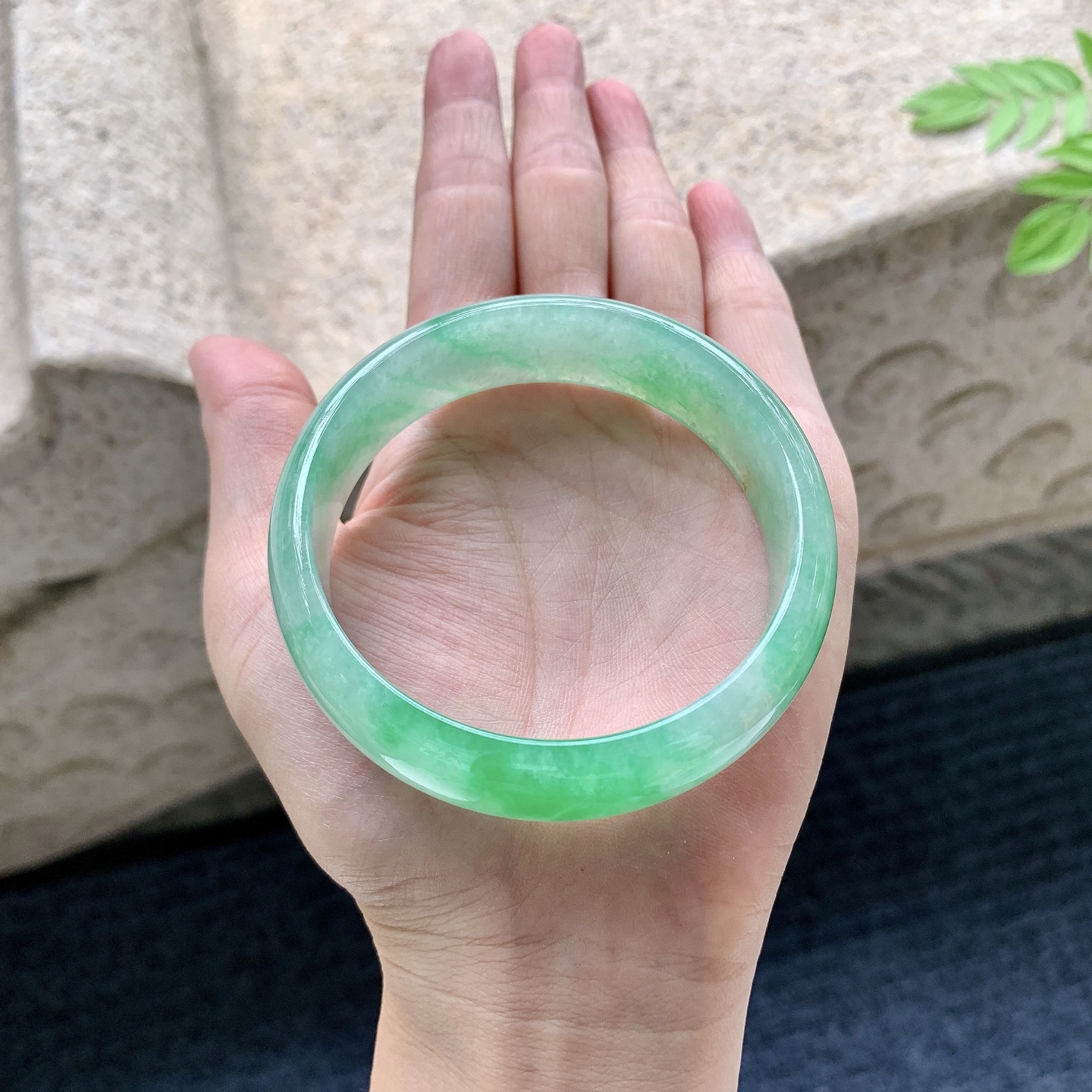 正圈57 58 圈口58.2/17/6.3 编码HJ090701 冰糯飘绿，宽版，水润，种老，细腻，