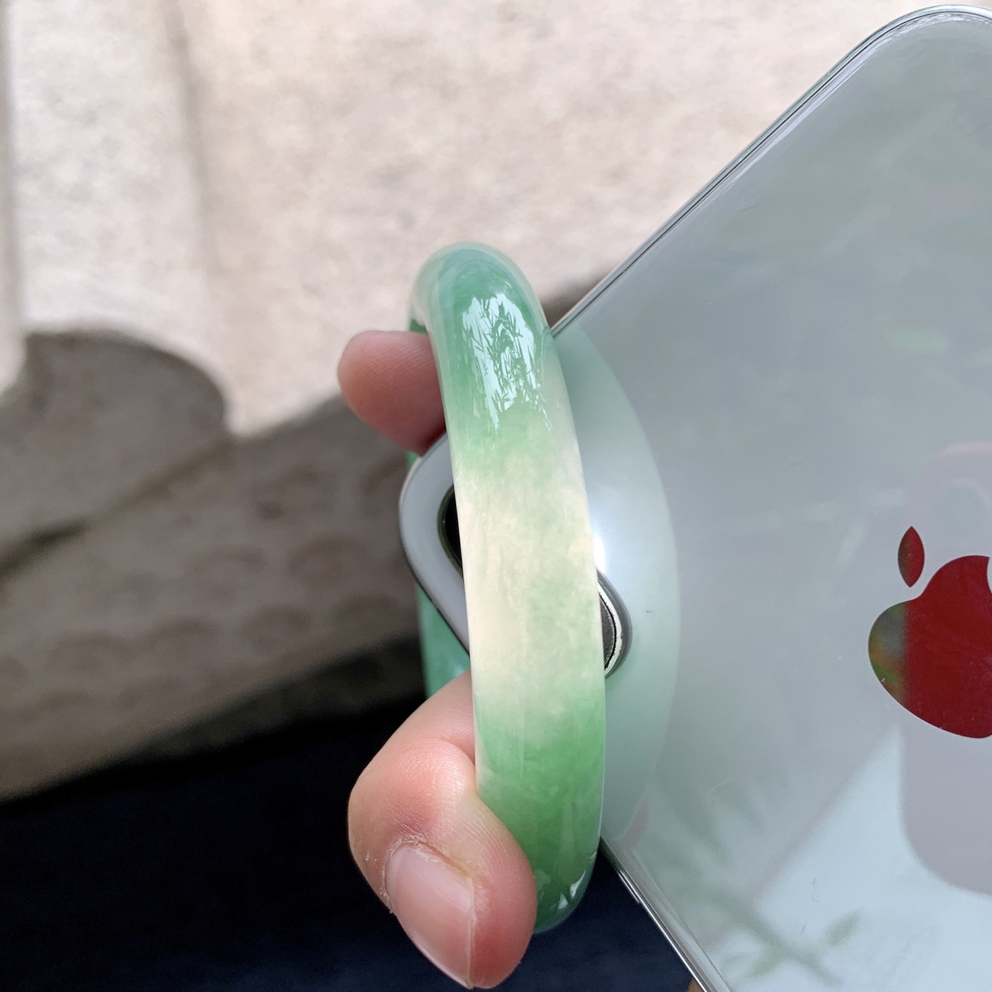 圆条52 53 圈口53.4/11.1/11.1 编码HJ090703 阳绿，水润，种老，细腻，打灯有棉线