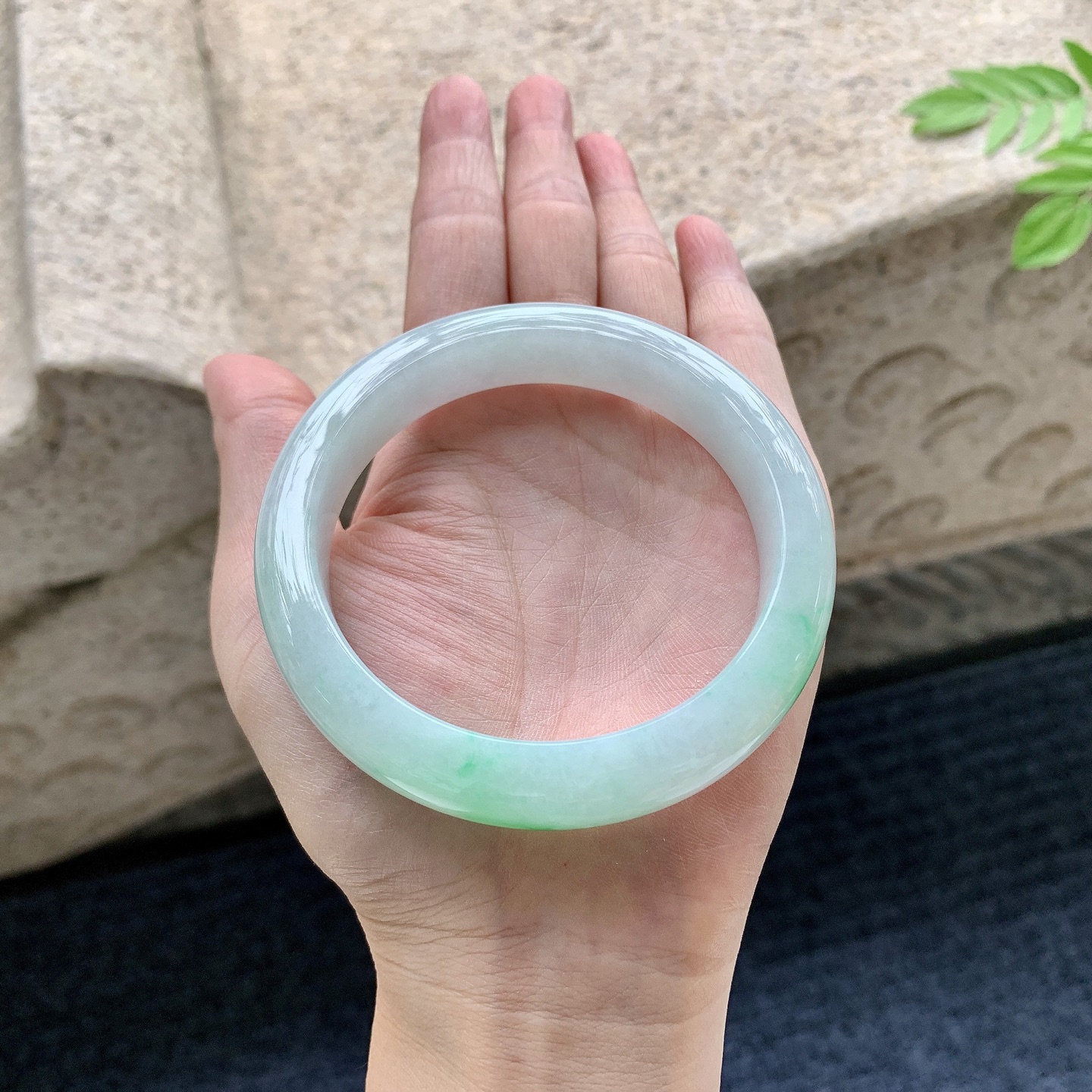 正圈58 59 圈口59.8/12.5/9 编码T1090710 细糯飘绿，水润，种老，细腻，打灯有棉线