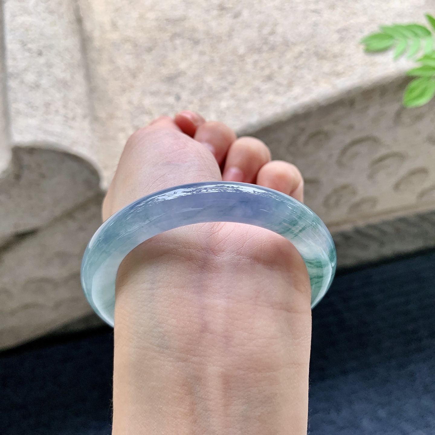 圆条51 52 圈口52.6/9.7/9.6 编码B2090717 冰糯飘花，水润，种老，细腻，打灯有纹线