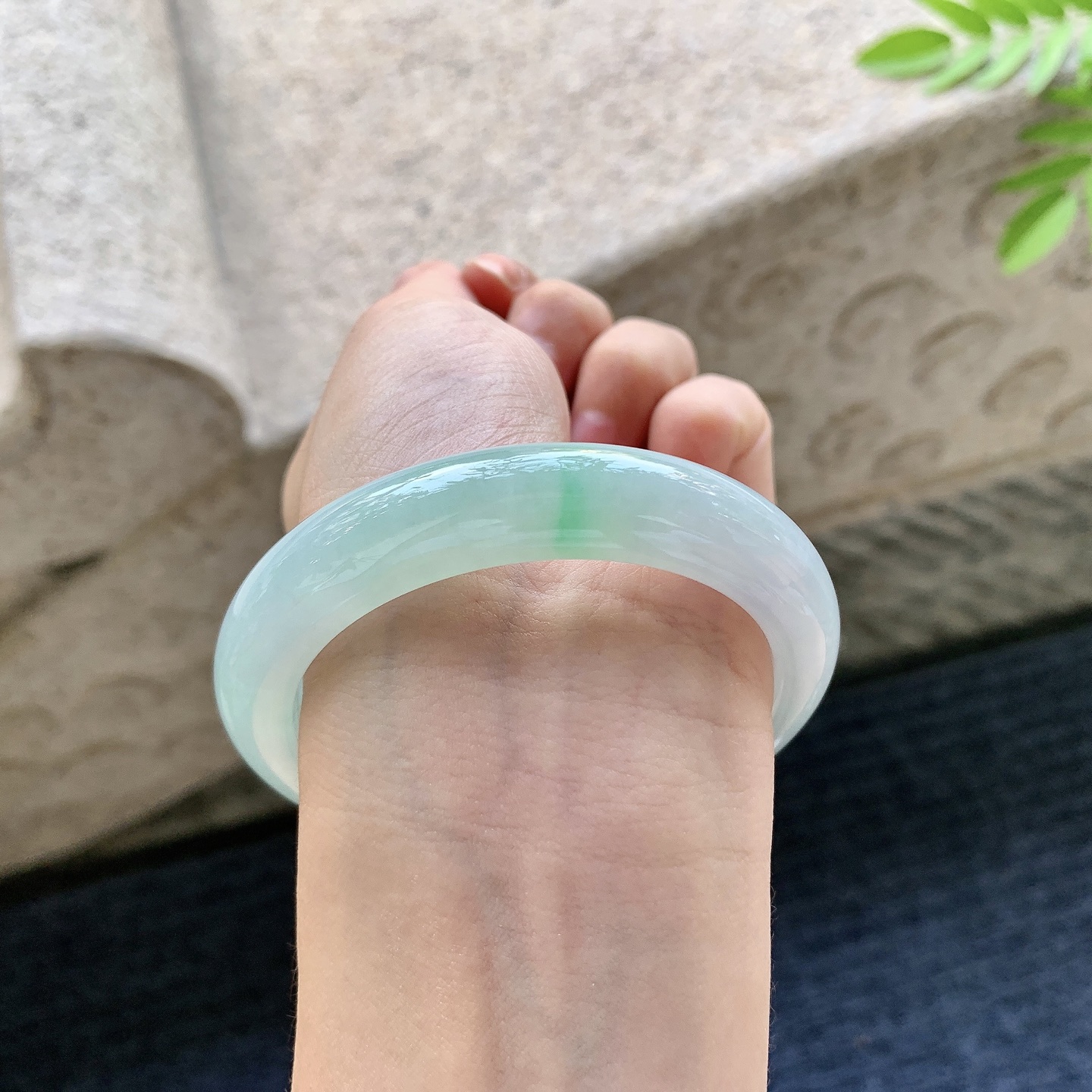 正圈54 55 圈口55.6/11.6/8.7 编码AD091519 细糯飘绿，水润，种老，细腻，无裂