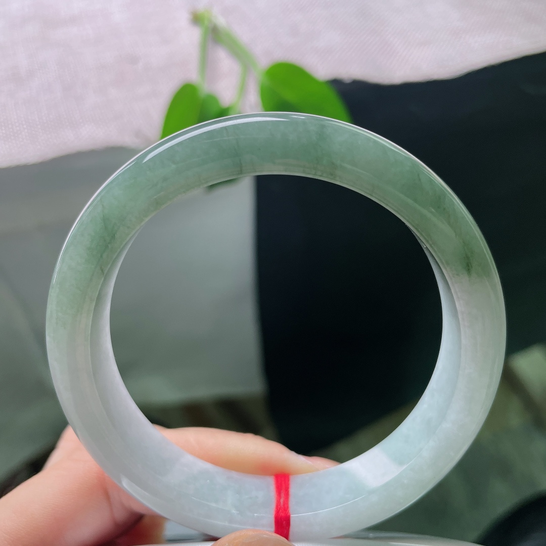 58.6/12.6/8.6，油青正圈，色线，半山半水平安镯，玉质细腻温润，一半素白，一半翠色，层次悠