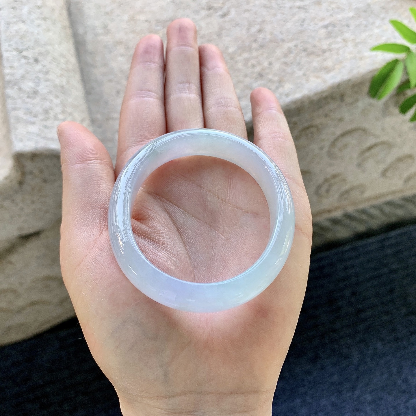 贵妃52 53 圈口53.5/46/10.7/7 编码DZ091379 糯冰春带彩，水润，种老，细腻，无裂