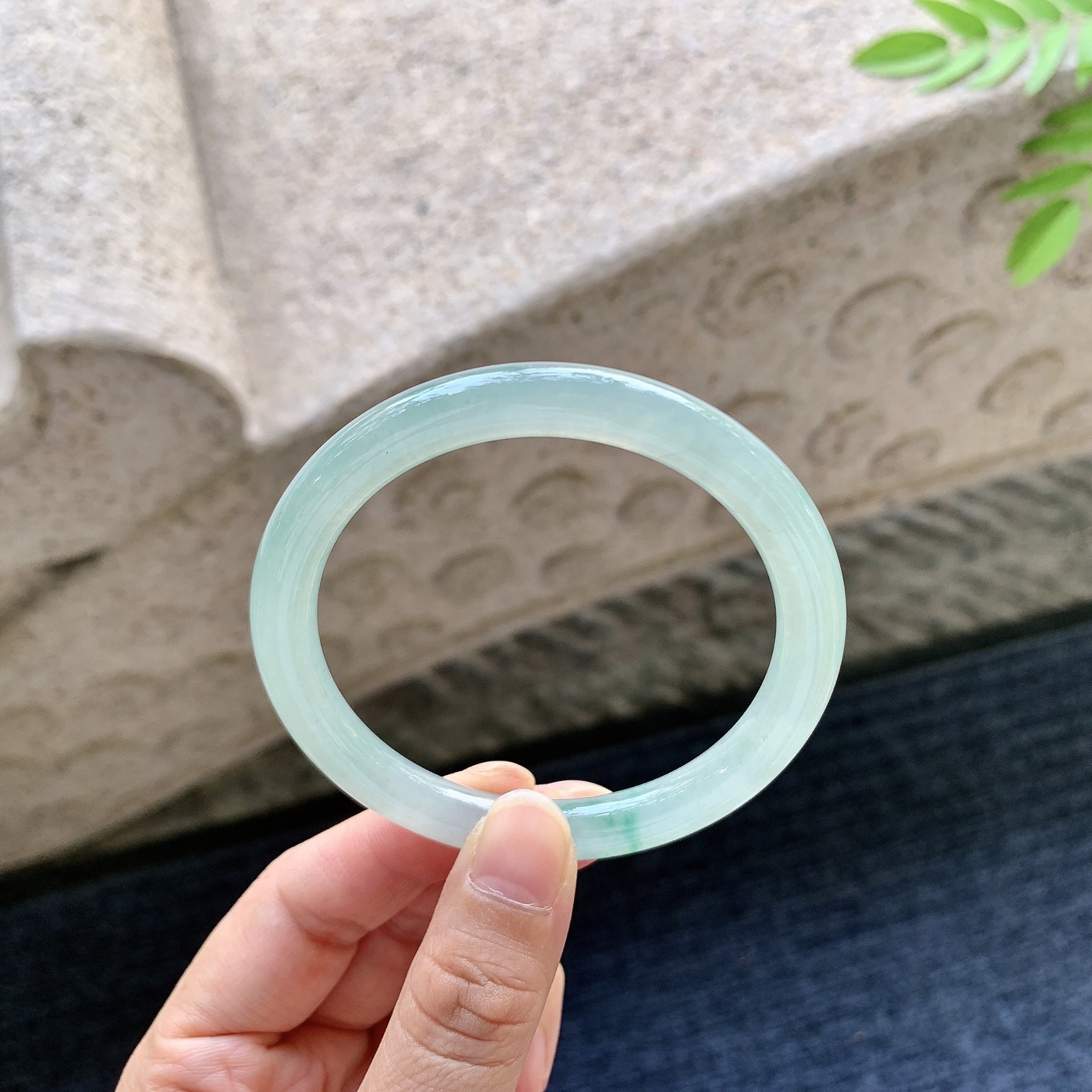 圆条54 55 圈口55.3/7.6/7.6 编码AD091518 糯冰飘绿，水润，种老，细腻，打灯有纹线
