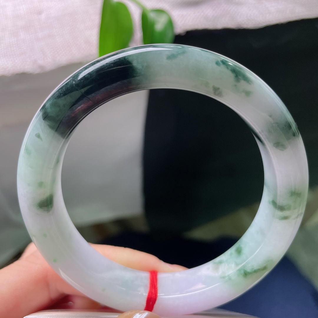 59/13./10.1，飘花正圈，一点皮纹，冰润玉底晕开朦胧紫，飘逸绿花错落分布，素圈简约，气韵温润