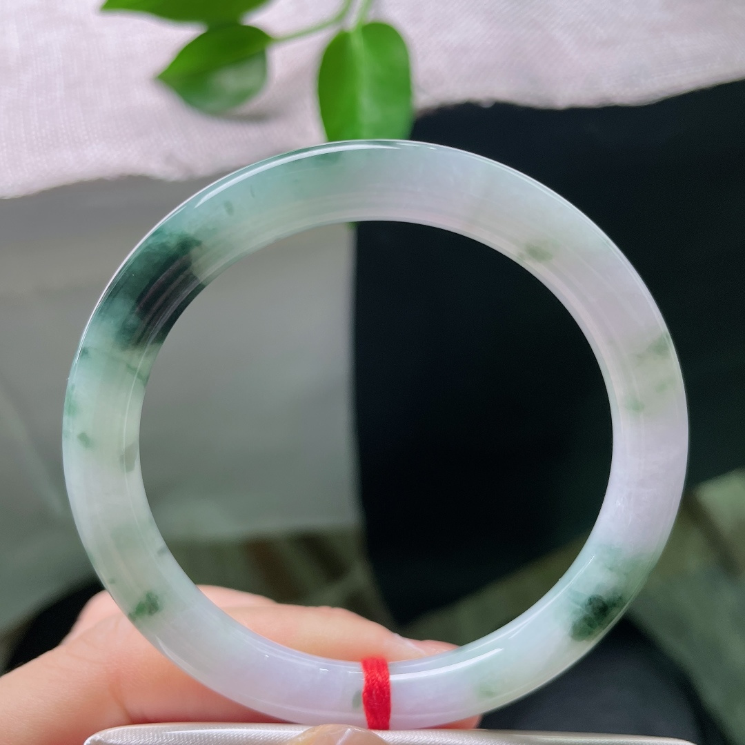 55.2/8.3，飘花圆条，皮纹，温润的紫调铺作底色，灵动墨绿飘花散落镯身，仿佛把暮春的云霞凝在一圈