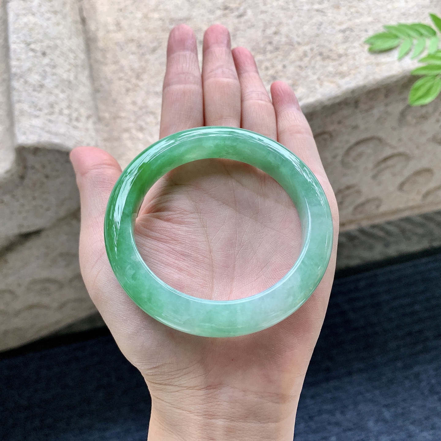 正圈55 56 圈口56/11.7/9.4 编码W6090719 糯冰飘绿，水润，种老，细腻，打灯有纹线