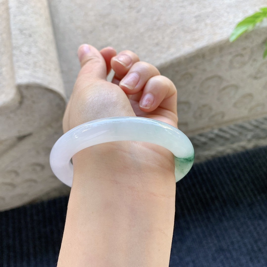 圆条53 54 圈口54.1/19.7/10.5 编码FL091341 糯冰飘绿，水润，种老，细腻，打灯有纹线