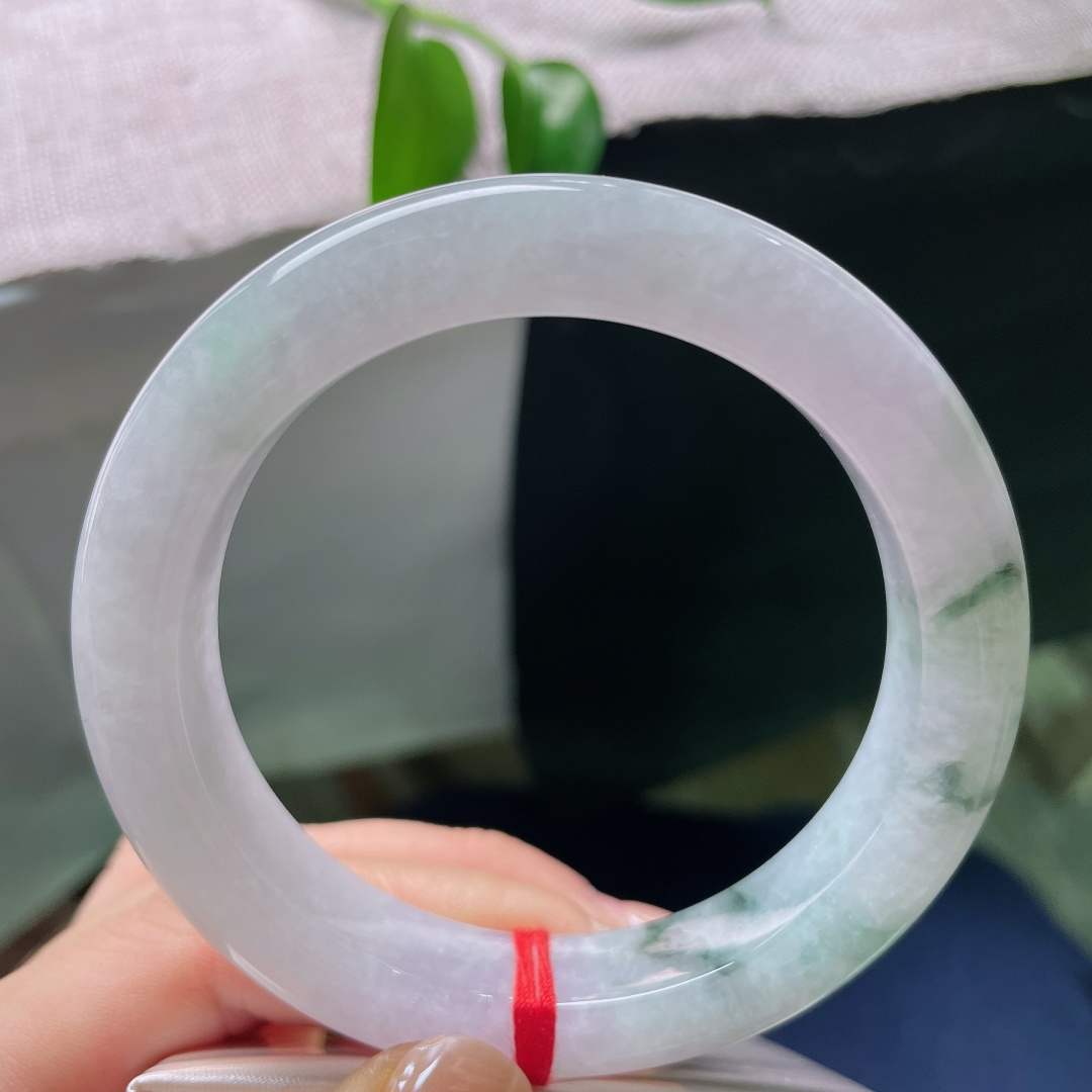 59/12.4/10，飘花正圈，一点皮纹，紫底清透柔润，墨色飘花随性晕染，一镯揽春韵，上手温婉又有灵气。ss59040a