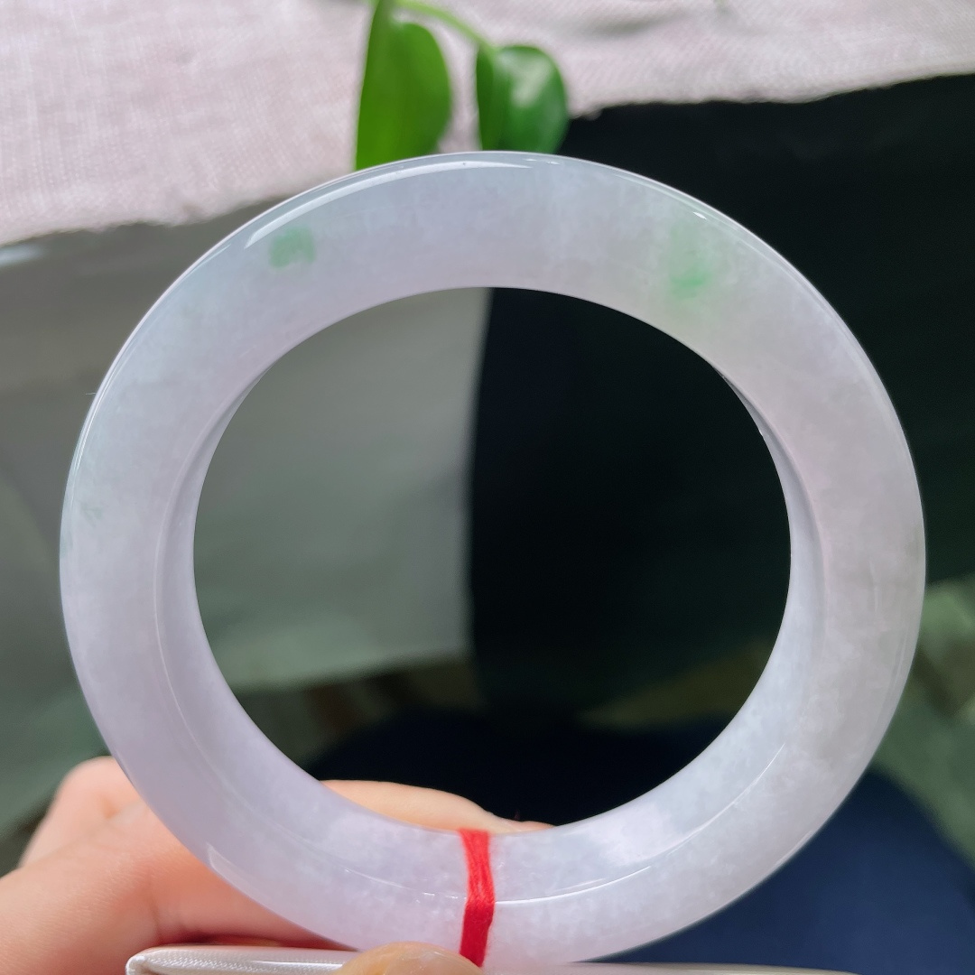 59/13/10.5，春彩正圈，一点皮纹，玉质细腻胶感十足，白底衬俏绿，像春风携翠落于素玉之上。ss