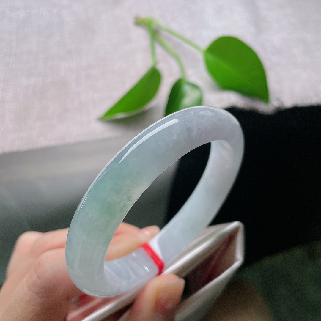 56.912.1/8.4，蓝底正圈，无裂，如同薄雾湖面浮起翠影，绿意含蓄灵动，自带清雅诗意意境。ss58806a