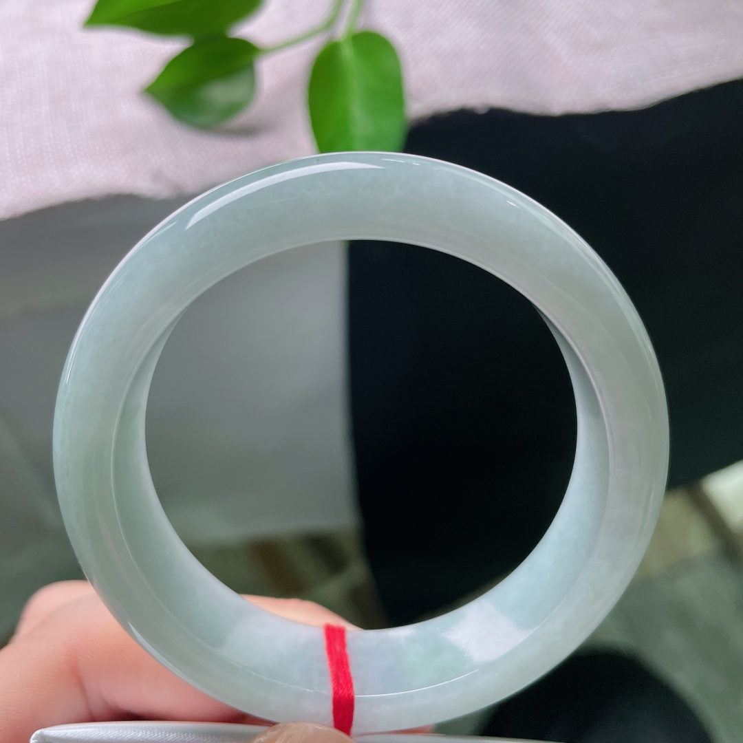 53.5/14.6/8.5，蓝底正圈，一点皮纹，种水干净通透，玉光内敛温润，经典正圈镯型，上手沉稳大气雅致。ss59008a