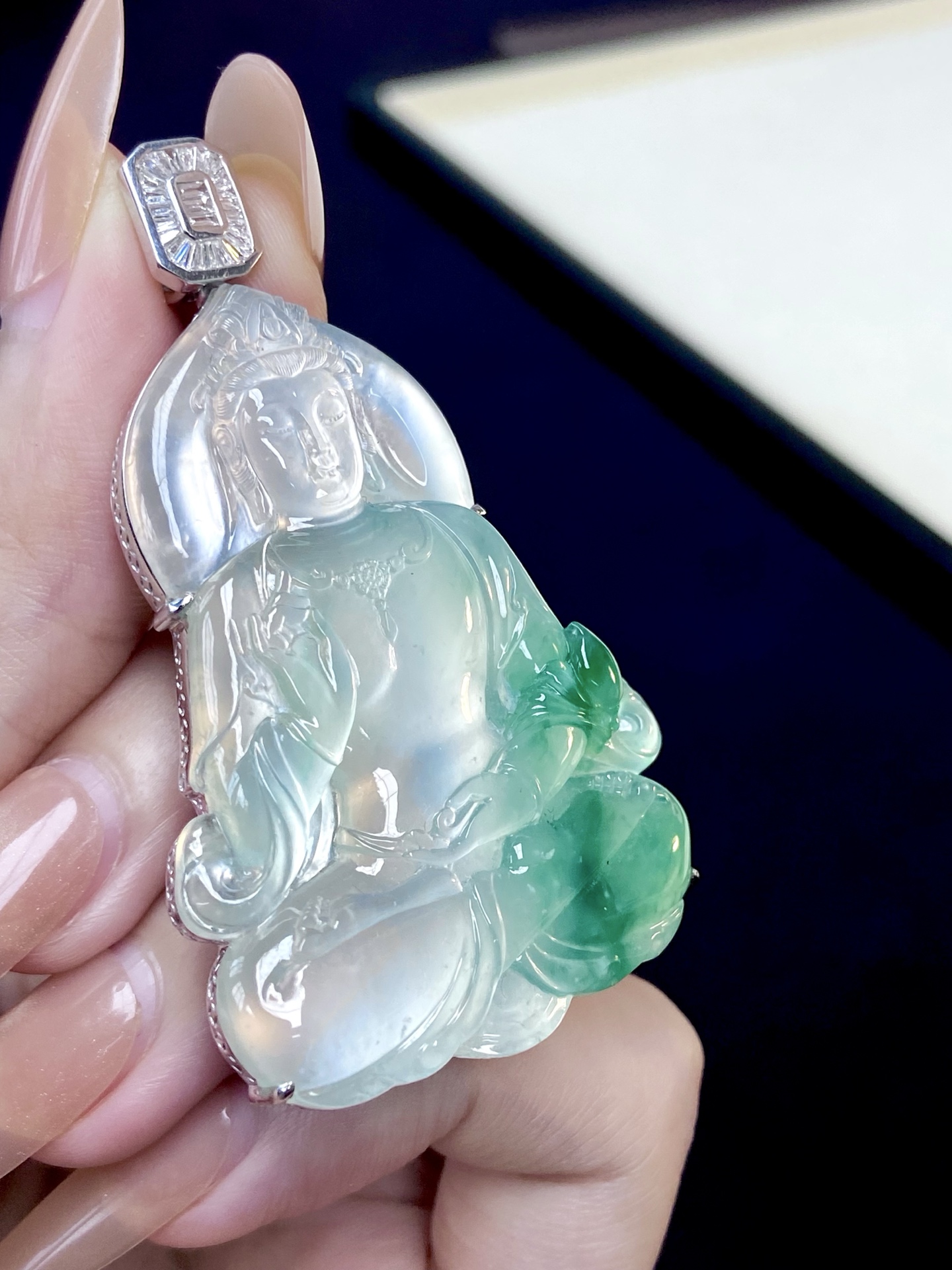 ️ 冰种木纳绿自在观音吊坠，品质货，将禅意与温润 融于方寸之间，一抹翠色空灵又端庄，戴于颈间 静心纳福 整体：61.1-36-11.4，裸石：50.8-36-6.6mm，无裂。