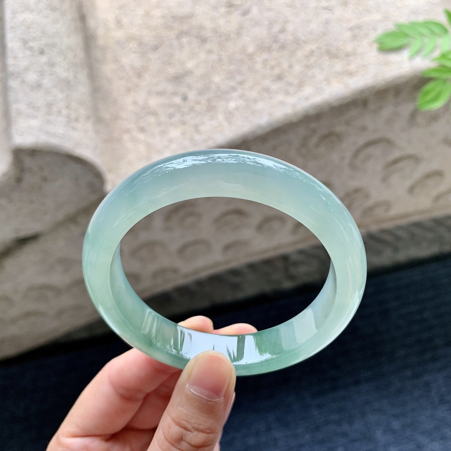 正圈58 59 圈口58.2/12.5/8.5 编码Q5090725 糯冰飘绿，水润，种老，细腻，打灯有棉线