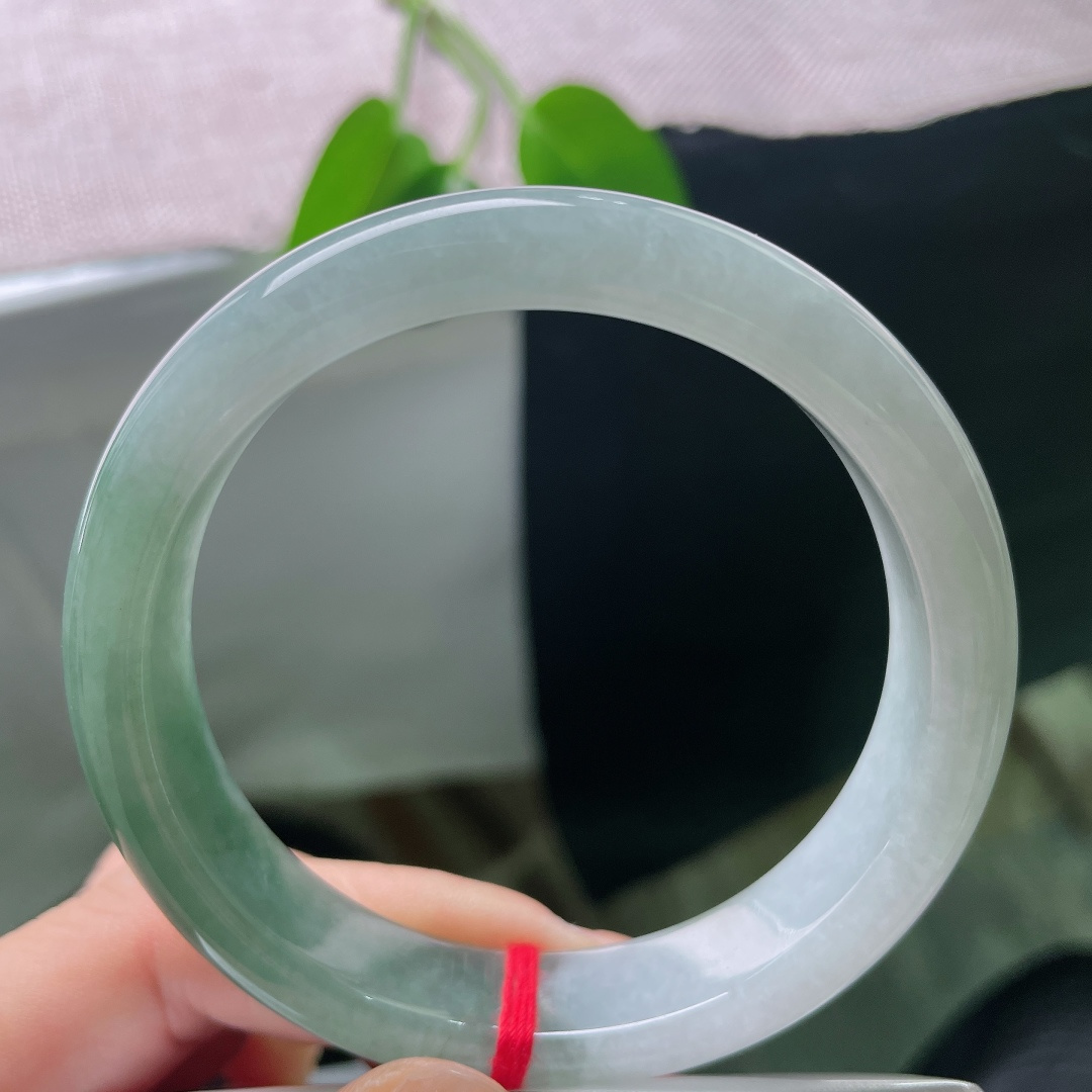 57.5/13/8.2，油青正圈，一点皮纹，半山半水平安镯，一镯藏山水，绿白相映，清润雅致，意境悠远。ss59015a