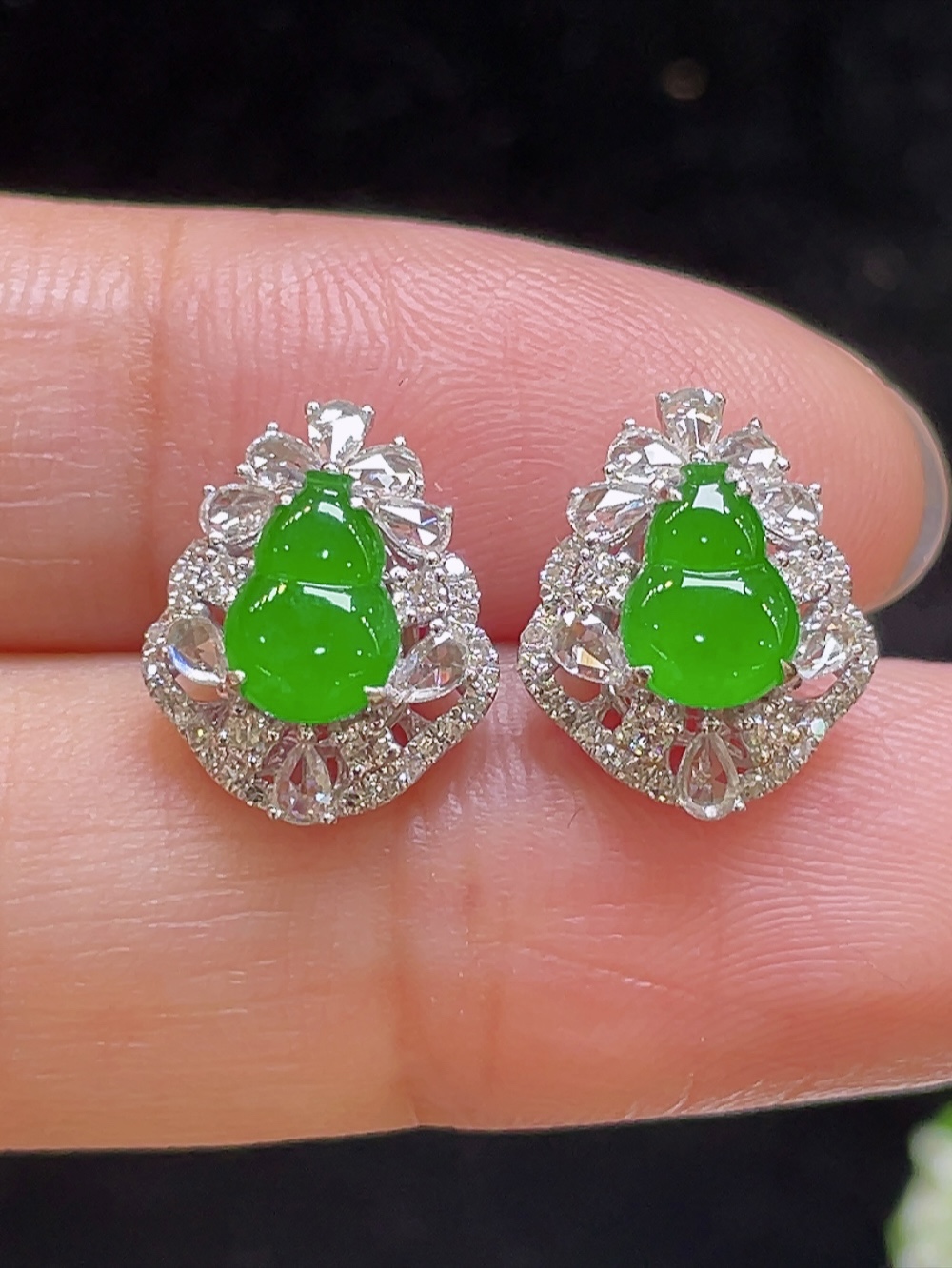 ️【冰种正阳绿，葫芦耳钉】大件饱满，通透水润，玉质细腻，翠色鲜艳，18k金奢华钻石镶嵌️，7.2