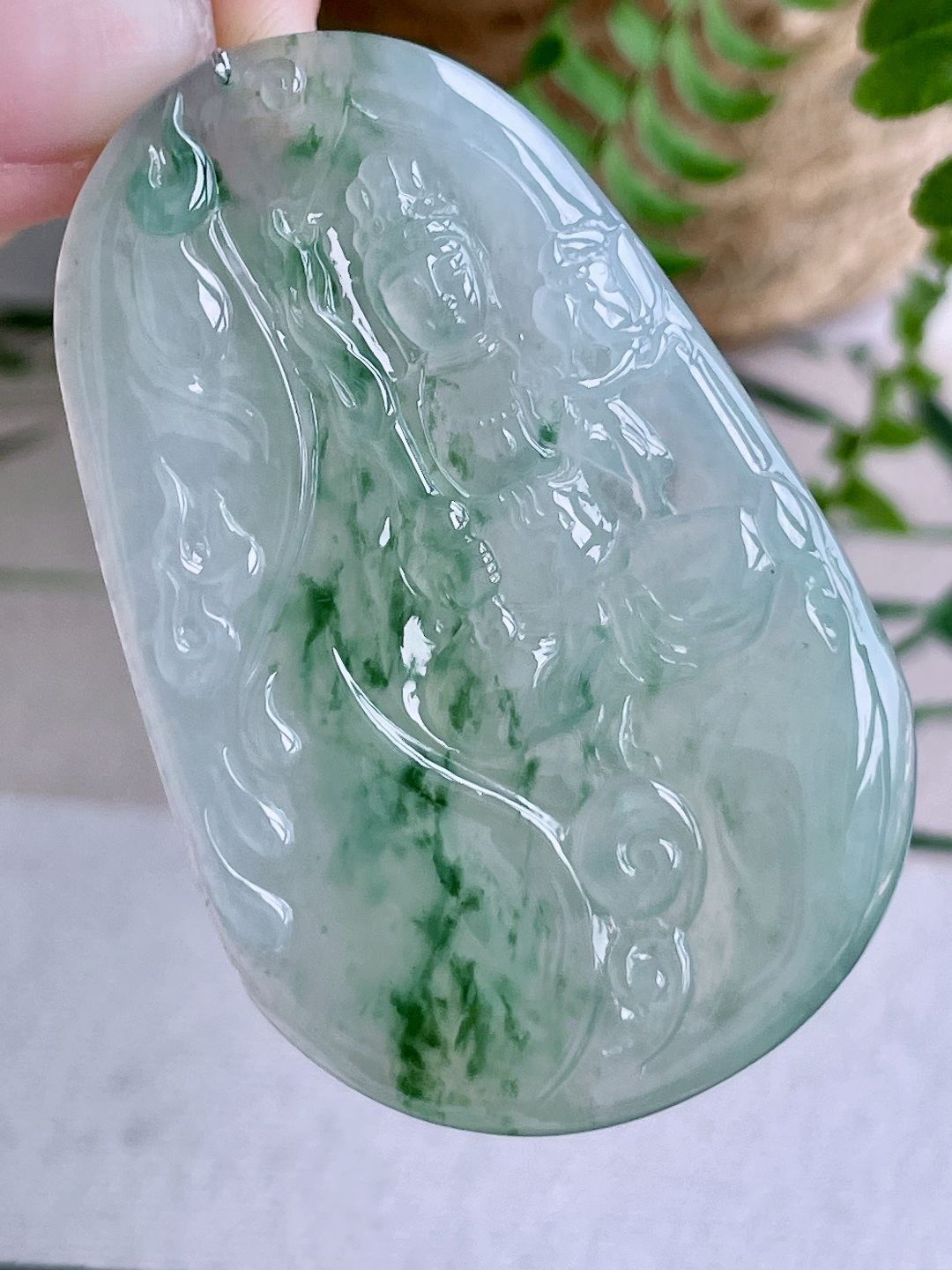 【裸石】冰飘绿花虚空藏观音牌吊坠 【说明】缅甸 性比高 无裂 飘花 【尺寸】65-41.7-5.4 【重量】31.7克