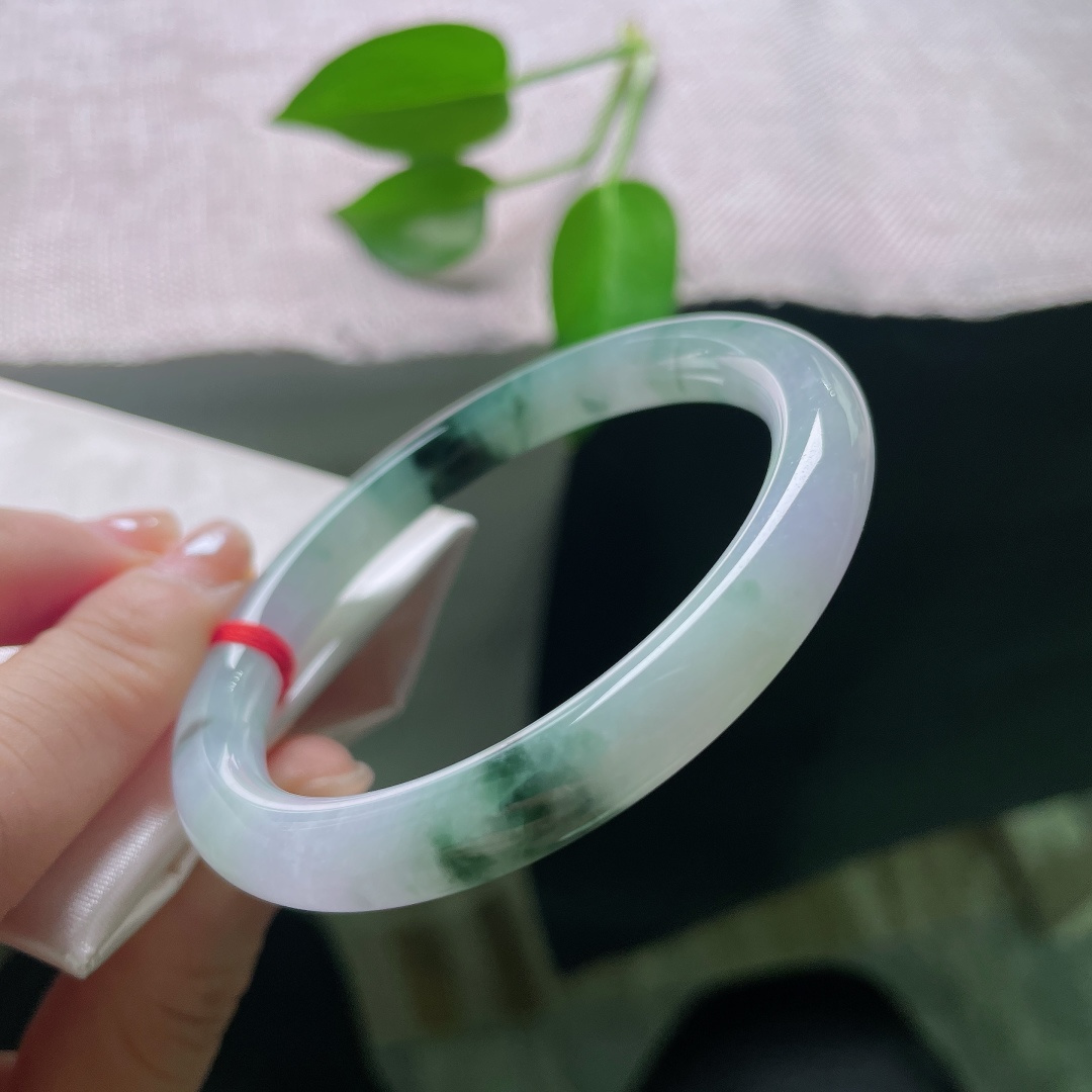 55.2/8.3，飘花圆条，皮纹，温润的紫调铺作底色，灵动墨绿飘花散落镯身，仿佛把暮春的云霞凝在一圈玉镯之上。ss59020a