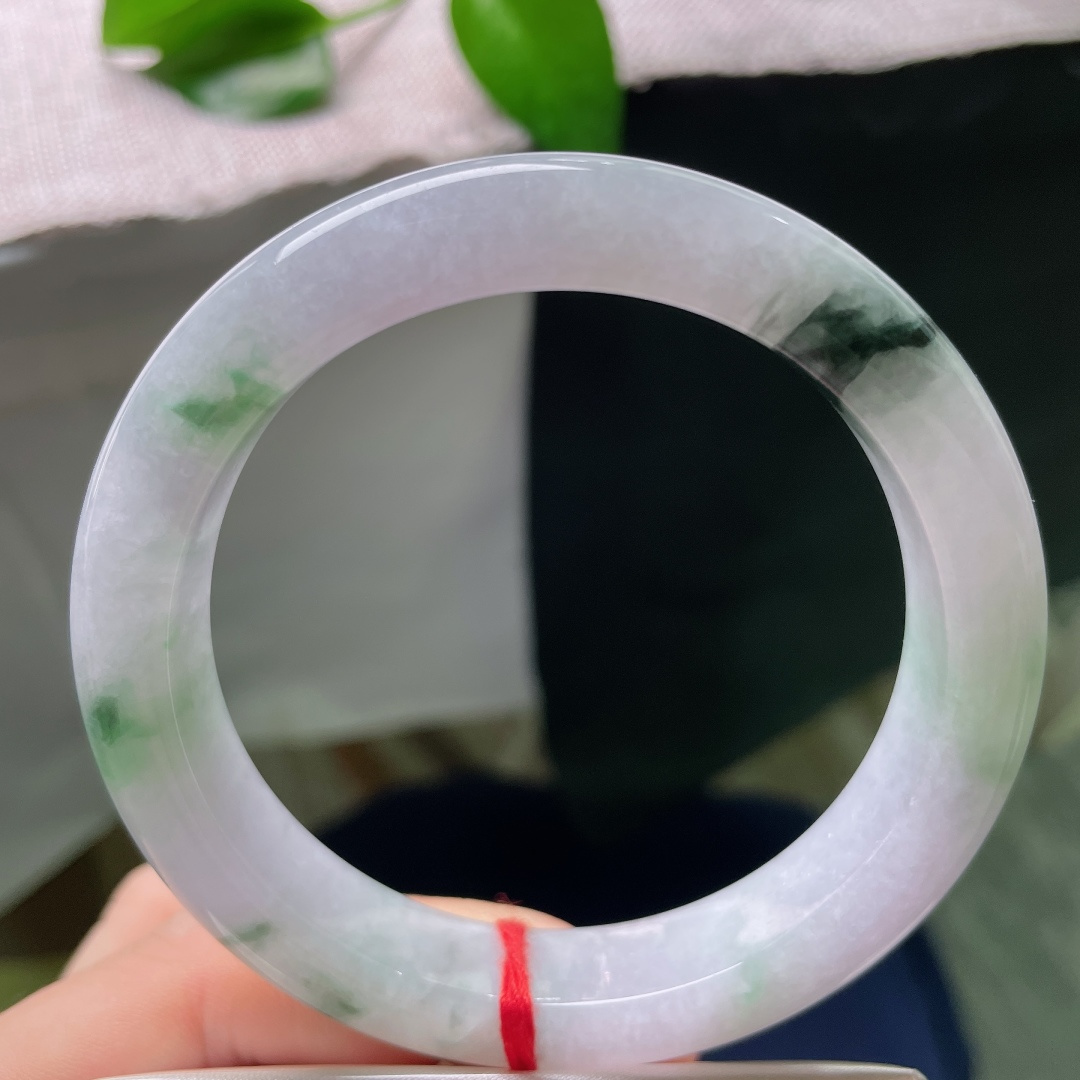 60/12.4/9.3，飘花正圈，一点皮纹，浅紫如烟弥散玉身，片片飘花随性散开，莹润水光衬得人雅致脱俗。ss59024a