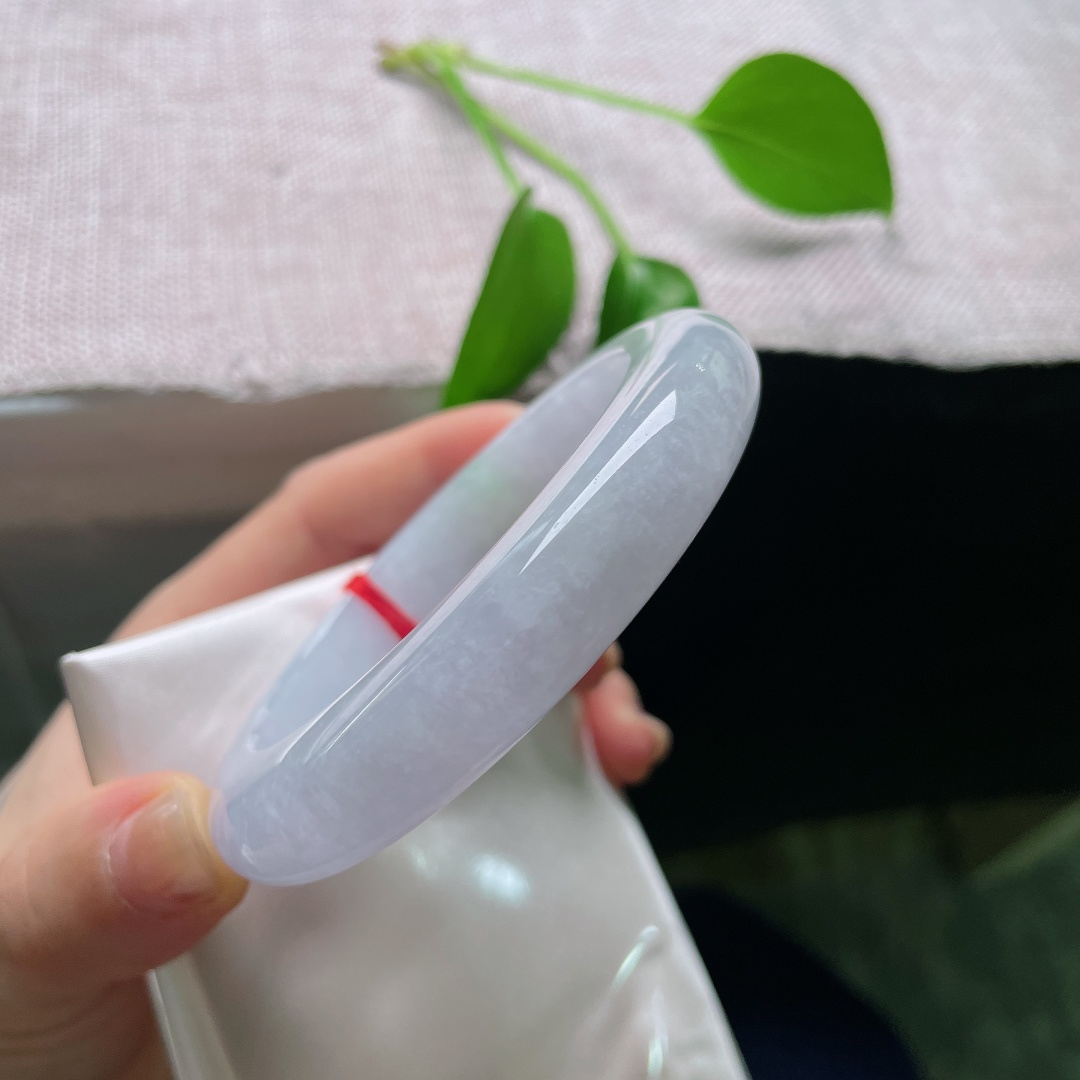 59/13/10.5，春彩正圈，一点皮纹，玉质细腻胶感十足，白底衬俏绿，像春风携翠落于素玉之上。ss59037a