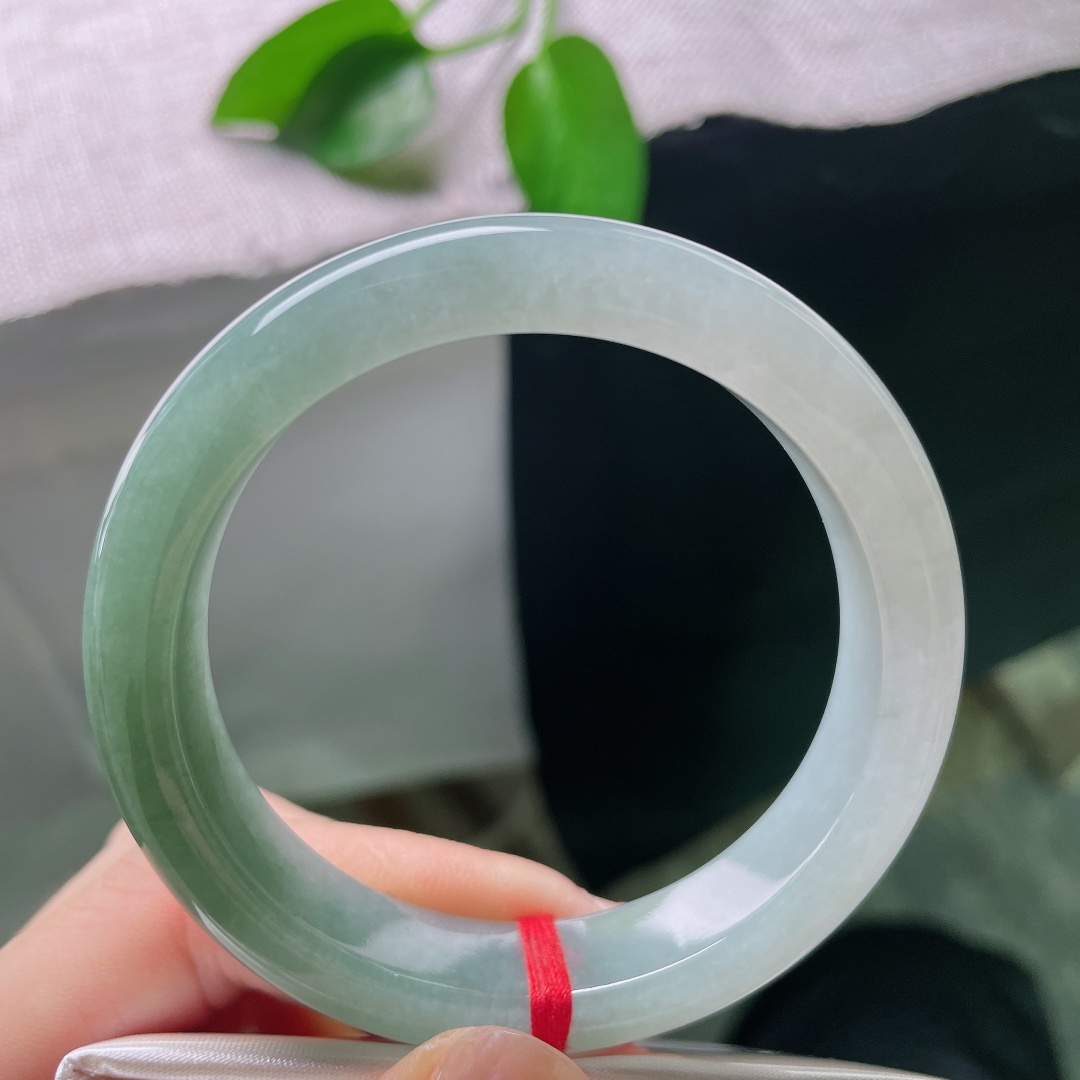 53.4/12.4/8.2，油青正圈，一点皮纹，半山半水平安镯，玉质细腻温润，由浅至深自然过渡，层次雅致。ss58819a