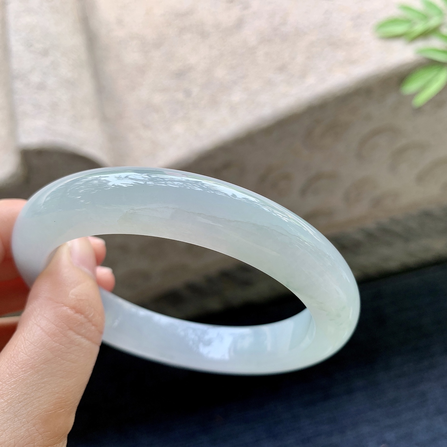 正圈53 54 圈口54.8/12.4/10.2 编码T1090727 糯冰淡春彩，水润，种老，细腻，有纹线