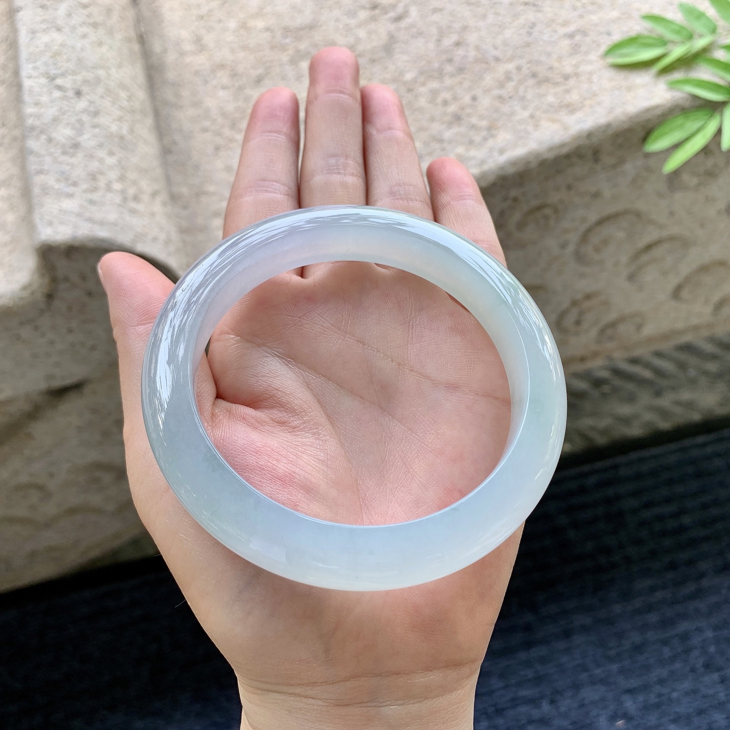正圈53 54 圈口54.8/12.4/10.2 编码T1090727 糯冰淡春彩，水润，种老，细腻，有纹线