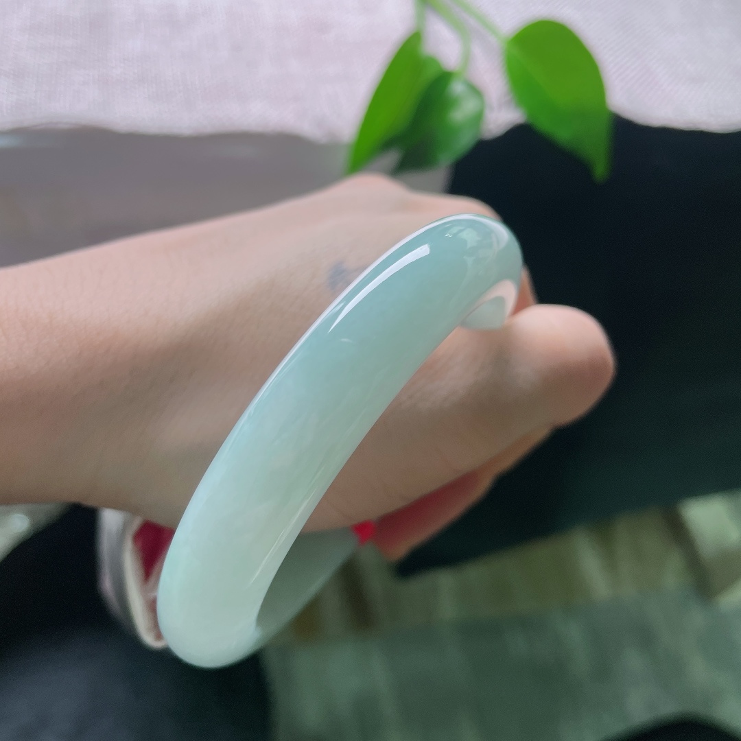 58/12.2/8.9，蓝底正圈，无裂，似山间清晨薄雾凝于玉身，色调清雅，自带宁静悠远的氛围感。ss58999a