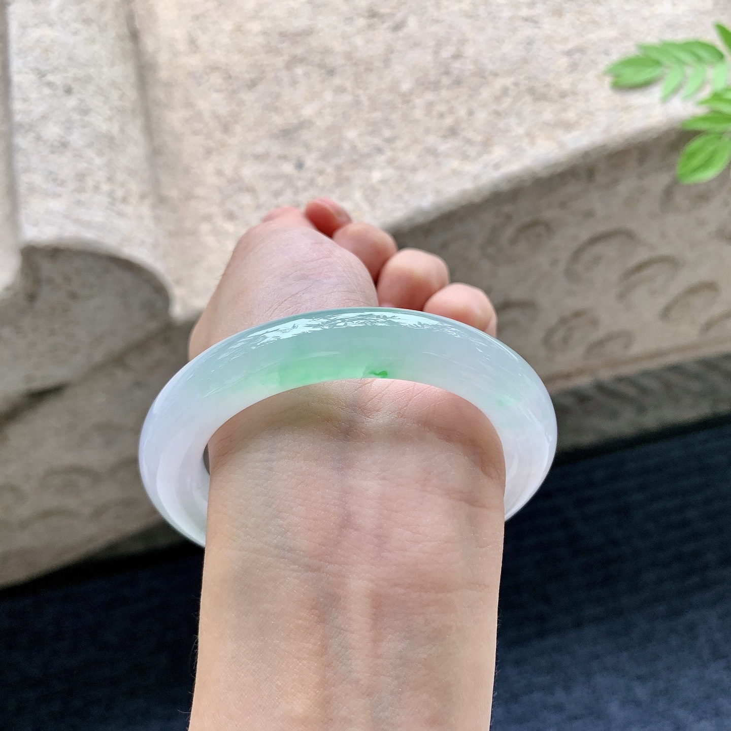 正圈54 55 圈口55.7/11/11.3 编码C5090709 糯冰飘绿，水润，种老，细腻，有纹线
