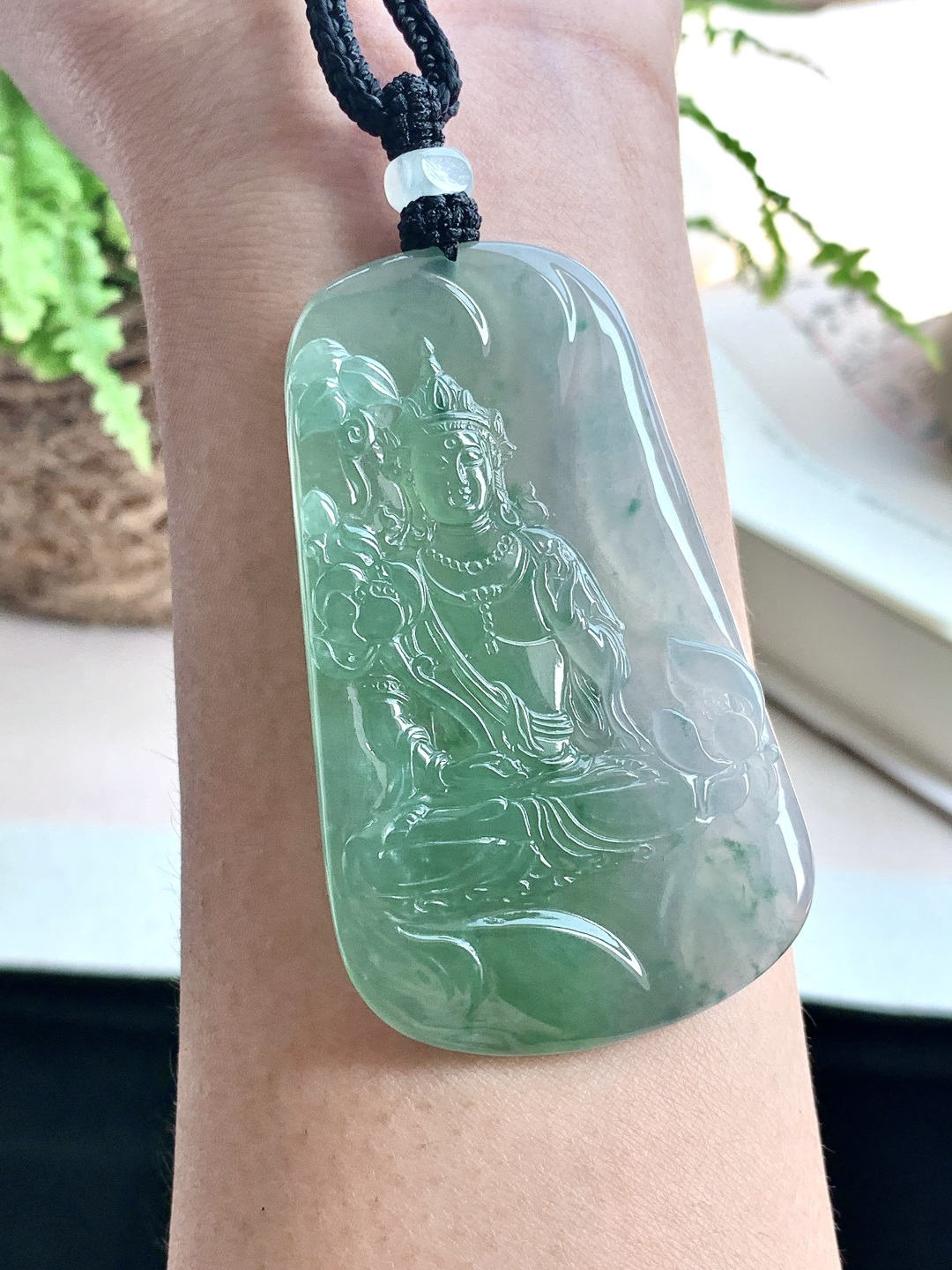 【裸石】️冰飘绿花大势至观音持莲观音牌吊坠 【说明】缅甸 性比高 飘花 【尺寸】68.3-41-5