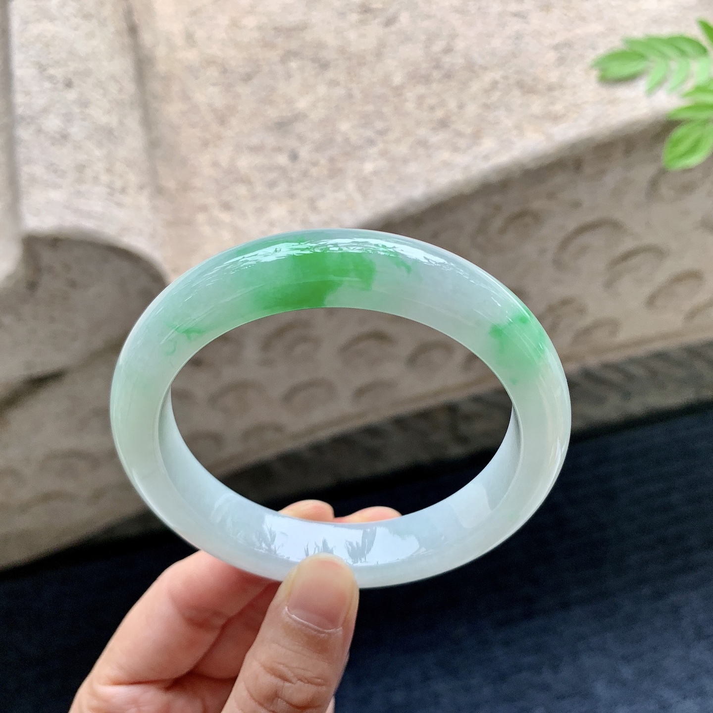 正圈58 59 圈口59.8/12.5/9 编码T1090710 细糯飘绿，水润，种老，细腻，打灯有棉线