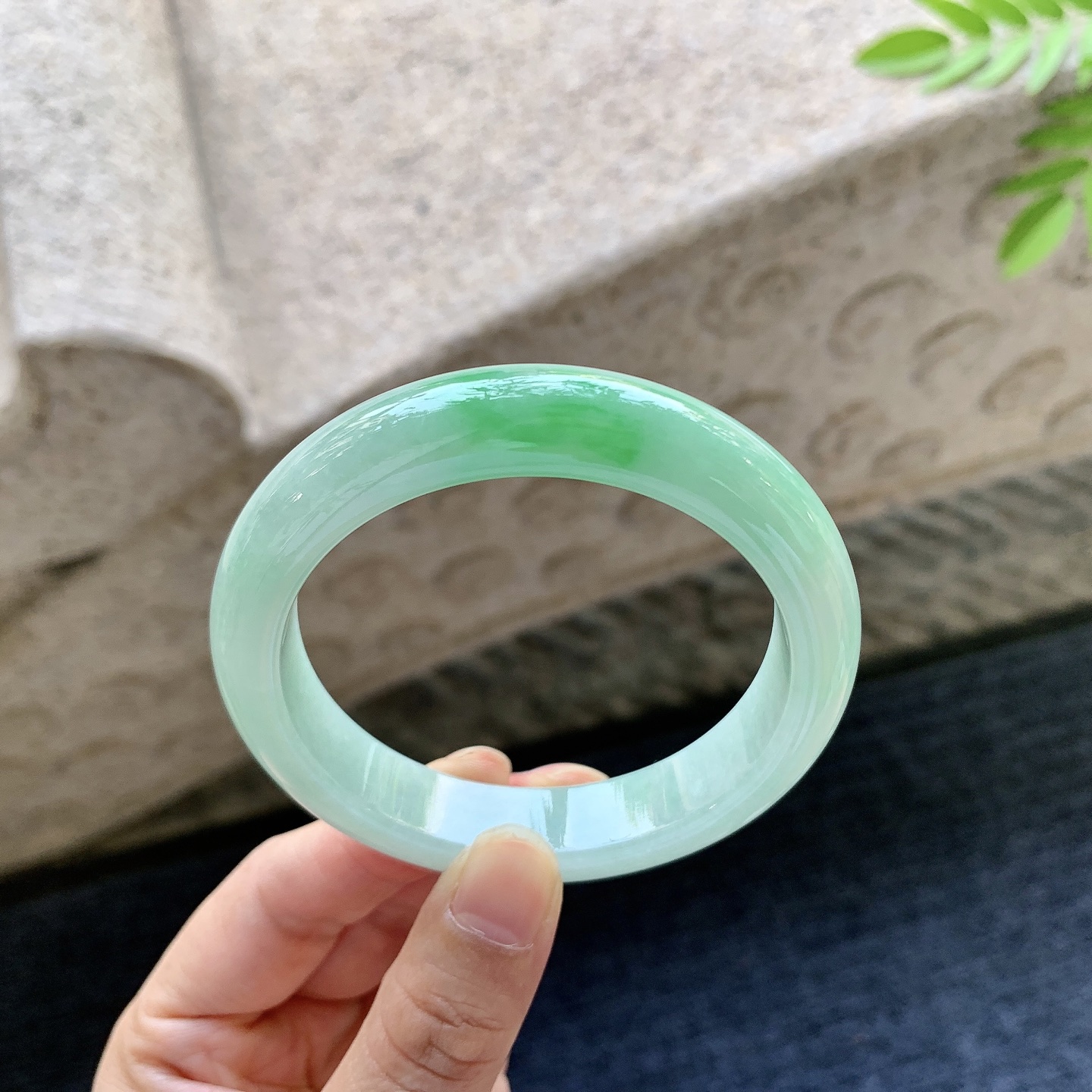 正圈54 55 圈口55.7/12.3/8.4 编码AD091517 细糯飘绿，水润，种老，细腻，打灯有棉线