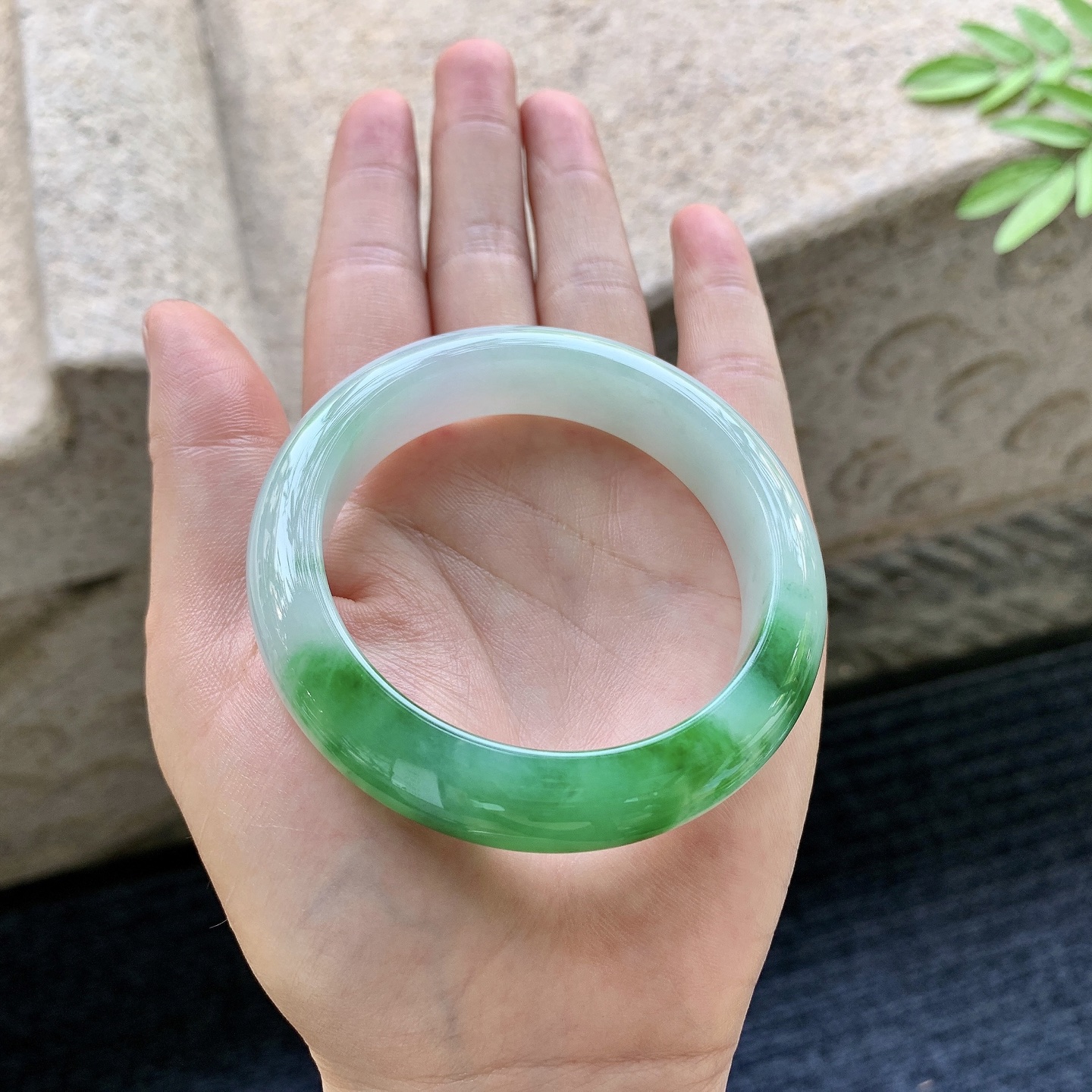 正圈51 52 圈口52.4/13.2/8.6 编码A1090941 细糯飘辣绿，水润，种老，细腻，