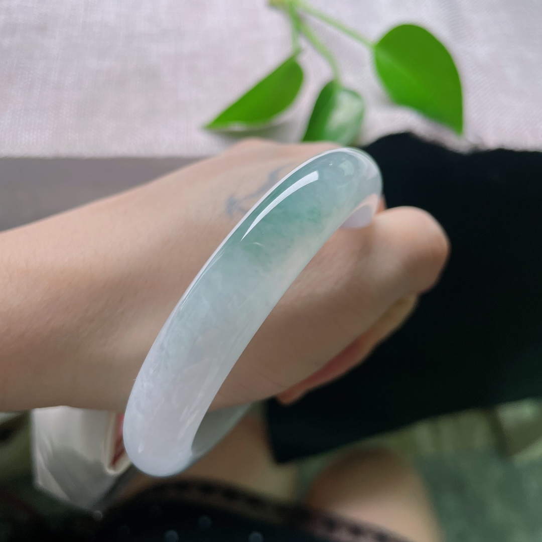 56.912.1/8.4，蓝底正圈，无裂，如同薄雾湖面浮起翠影，绿意含蓄灵动，自带清雅诗意意境。ss58806a